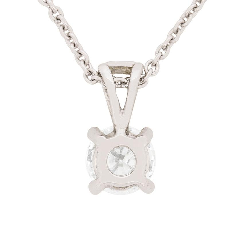 Questo classico pendente con diamante presenta un brillante rotondo incastonato a griffe. Il diamante pesa 0,70 carati ed è certificato con colore I e purezza SI1. Il certificato è dell'IGI, l'Istituto Gemmologico Internazionale. L'incastonatura e