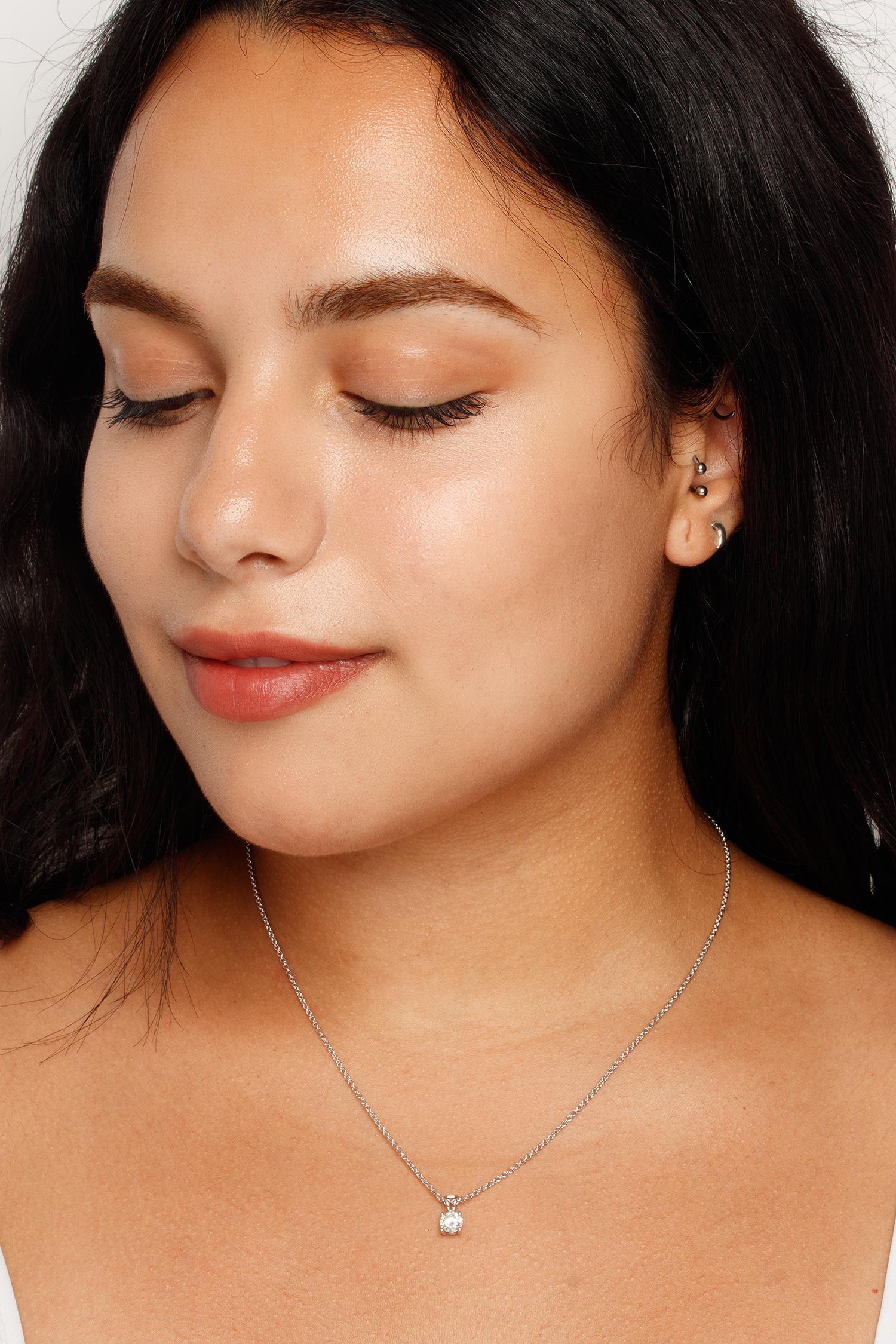 Donna Collana con ciondolo di diamanti da 0,70ct in stile contemporaneo in vendita