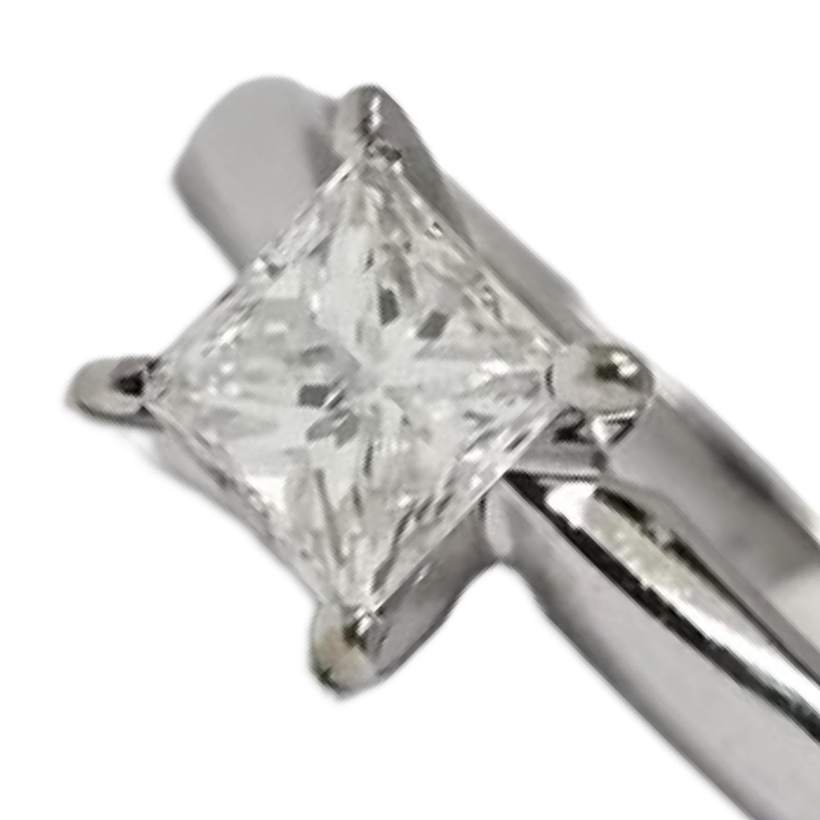 Elegante y atemporal, este anillo solitario de diamante contemporáneo presenta un diamante natural talla princesa de 0,70 quilates, color G-H y claridad SI2, bellamente engastado en una limpia montura de cuatro garras. Elaborado en oro blanco de 14