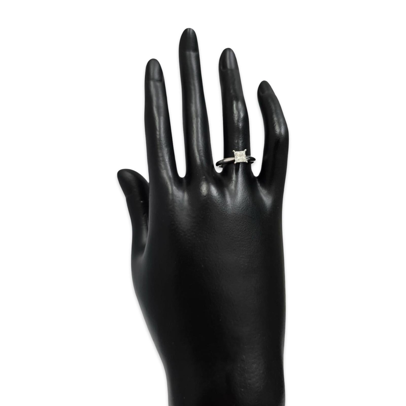 Anillo solitario contemporáneo de diamantes talla princesa de 0,70 ct en oro blanco de 14 quilates Corte princesa en venta