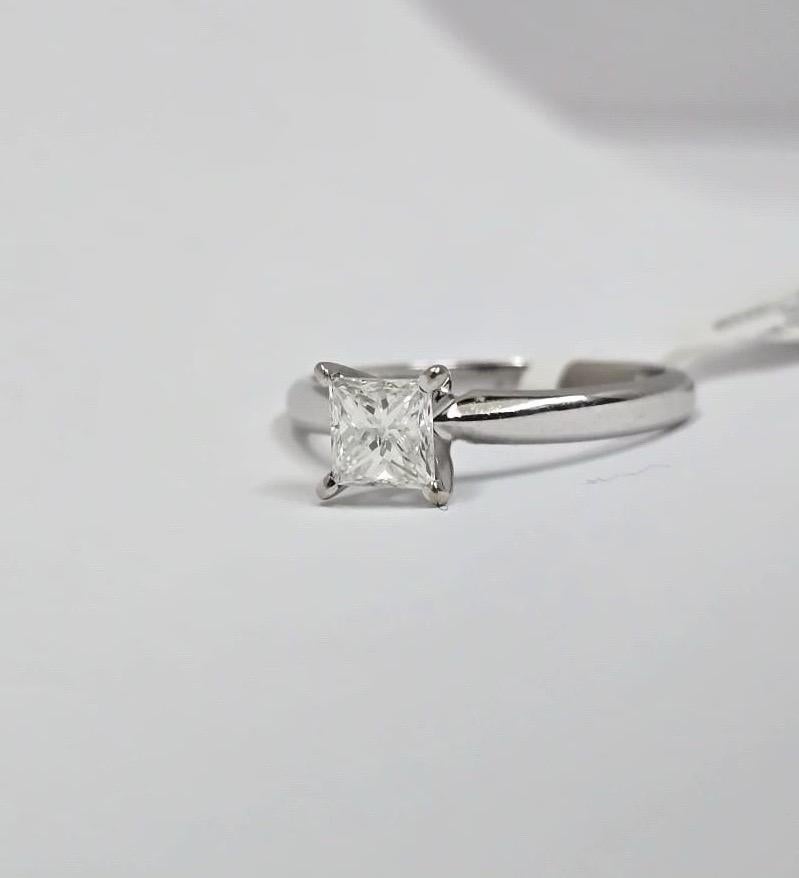 Anillo solitario contemporáneo de diamantes talla princesa de 0,70 ct en oro blanco de 14 quilates en Excelente estado para la venta en Miami, FL