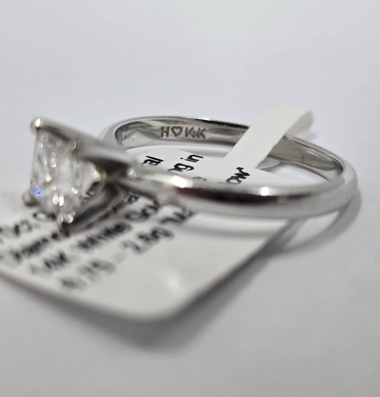 Anillo solitario contemporáneo de diamantes talla princesa de 0,70 ct en oro blanco de 14 quilates en venta 1