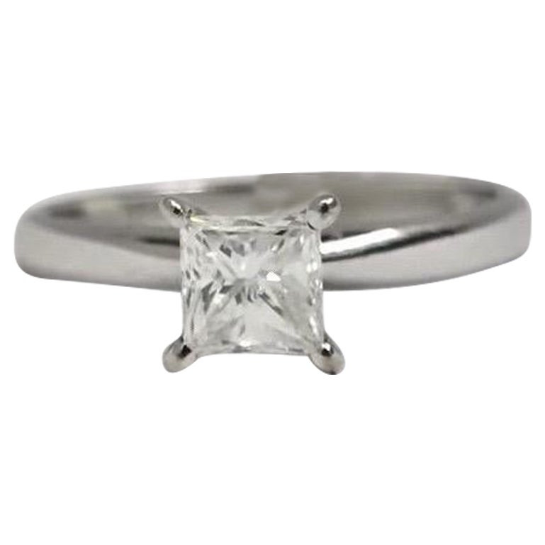 Anillo solitario contemporáneo de diamantes talla princesa de 0,70 ct en oro blanco de 14 quilates en venta