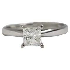 Anillo solitario contemporáneo de diamantes talla princesa de 0,70 ct en oro blanco de 14 quilates