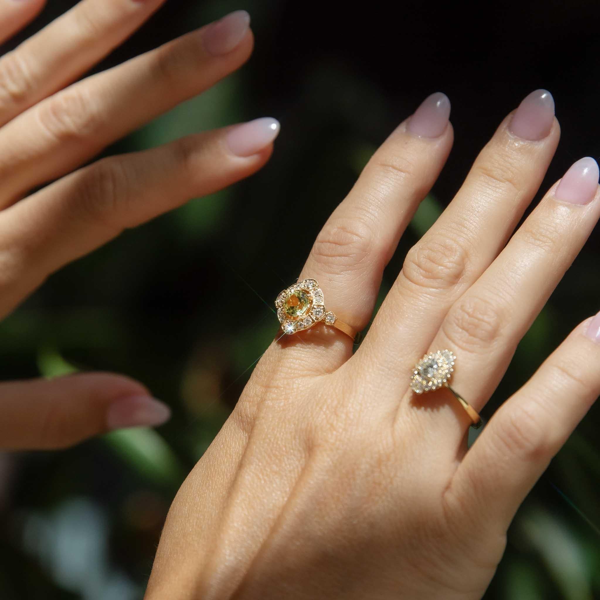 Anillo contemporáneo con halo de diamantes en forma de estrella de 0,73 quilates y oro amarillo de 18 quilates Corte redondo