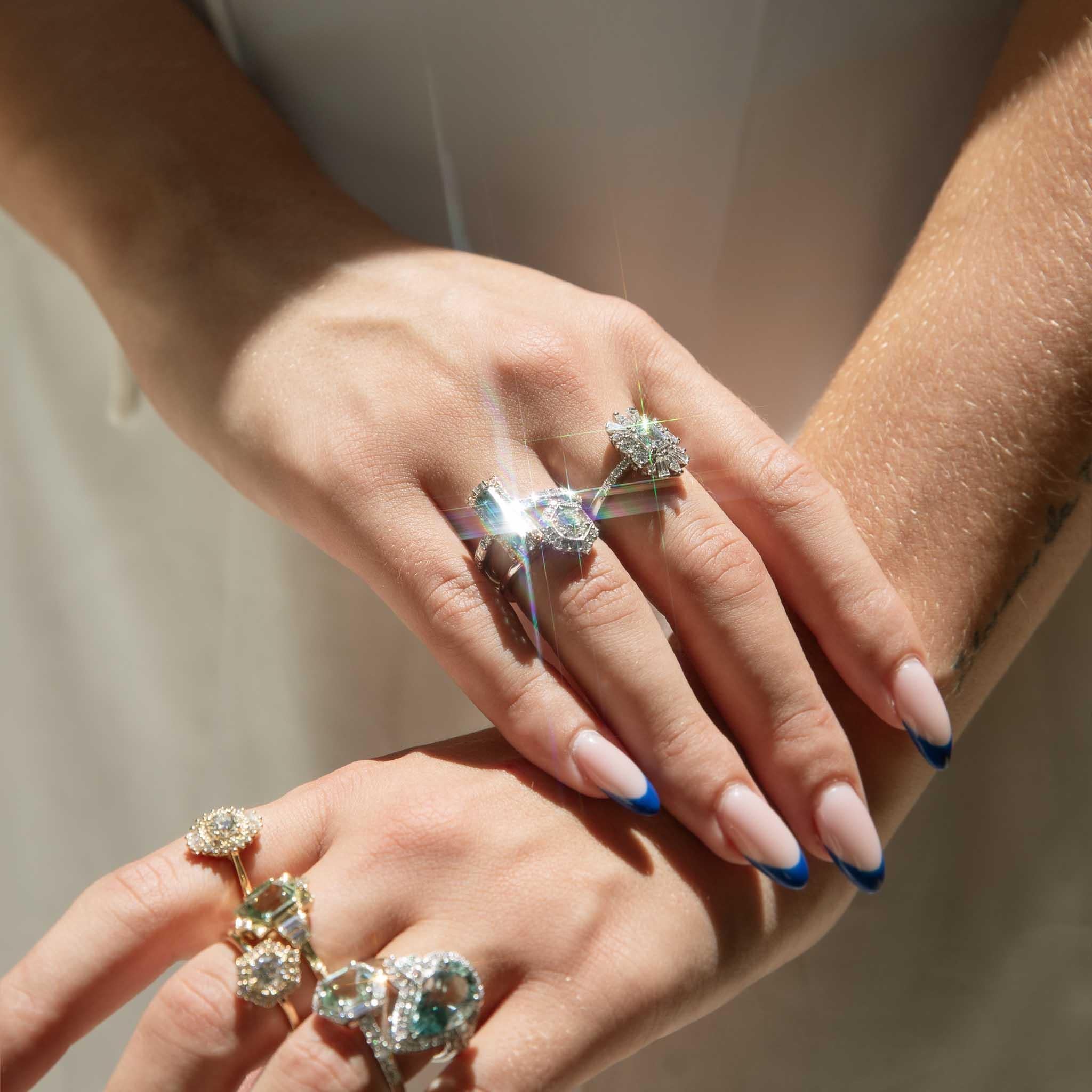 Anillo contemporáneo con halo de diamantes en forma de estrella de 0,73 quilates y oro amarillo de 18 quilates 2