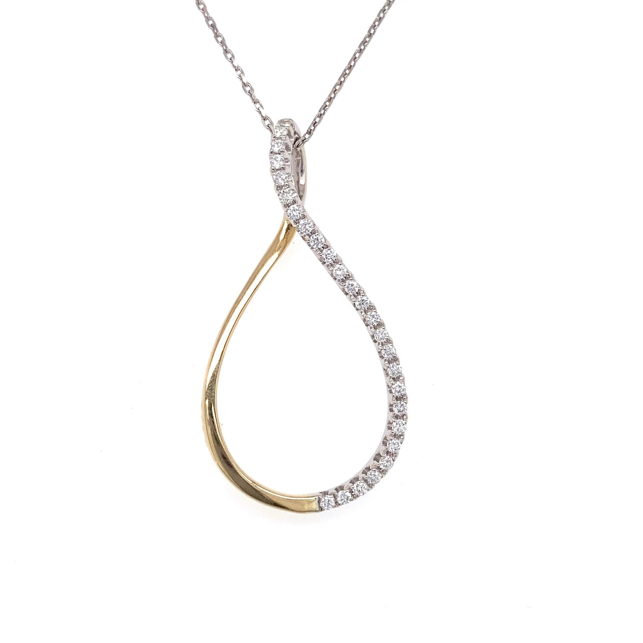 Dieser schlichte, aber raffinierte Diamantanhänger zeichnet sich durch ein langgestrecktes, offenes Oval mit einer überkreuzten Spitze aus, die als Bügel dient.  Der Anhänger ist sowohl aus 14 Karat Weiß- als auch aus Gelbgold gefertigt.  Eine Seite
