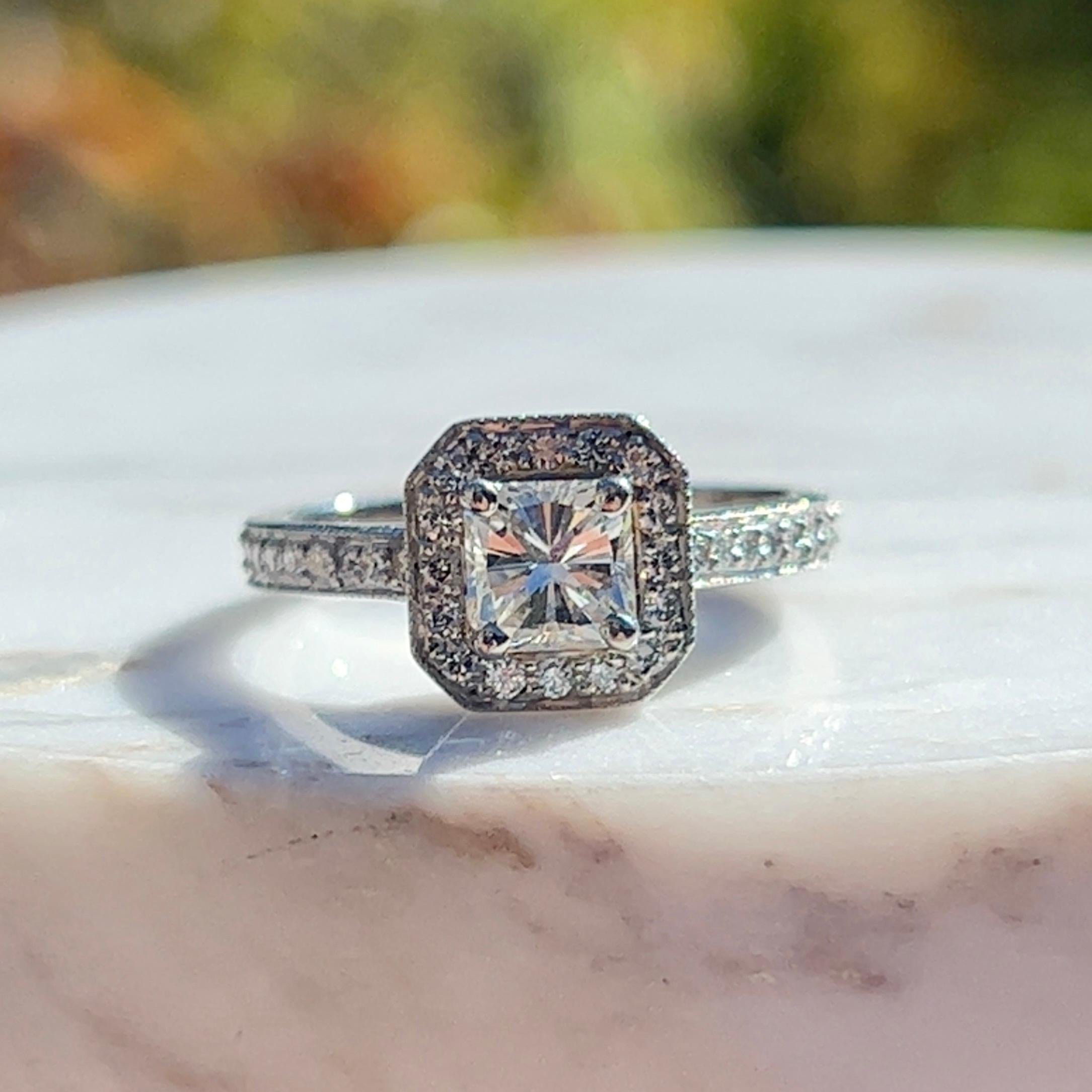 Bague de fiançailles contemporaine en platine à halo sertie d'un diamant carré de taille radieuse, d'environ 0,75 carat de couleur G et de pureté VS1, et de trente-quatre diamants ronds de taille brillant, d'un poids total d'environ 0,28 carat de