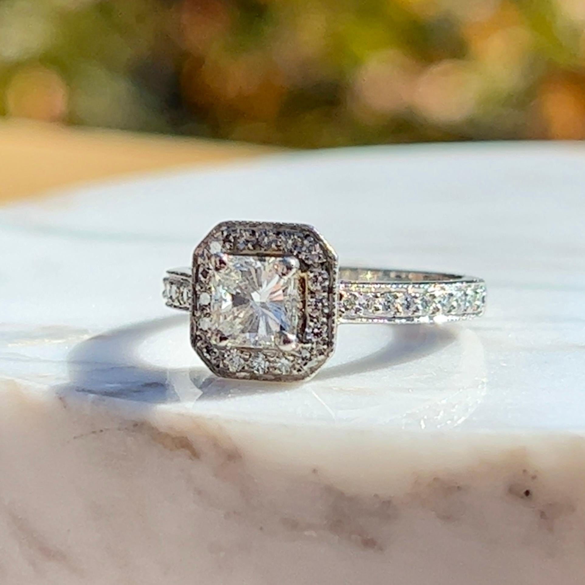 Contemporain Bague de fiançailles Contemporary 0.75 Carat Radiant Diamond Halo Platinum en vente