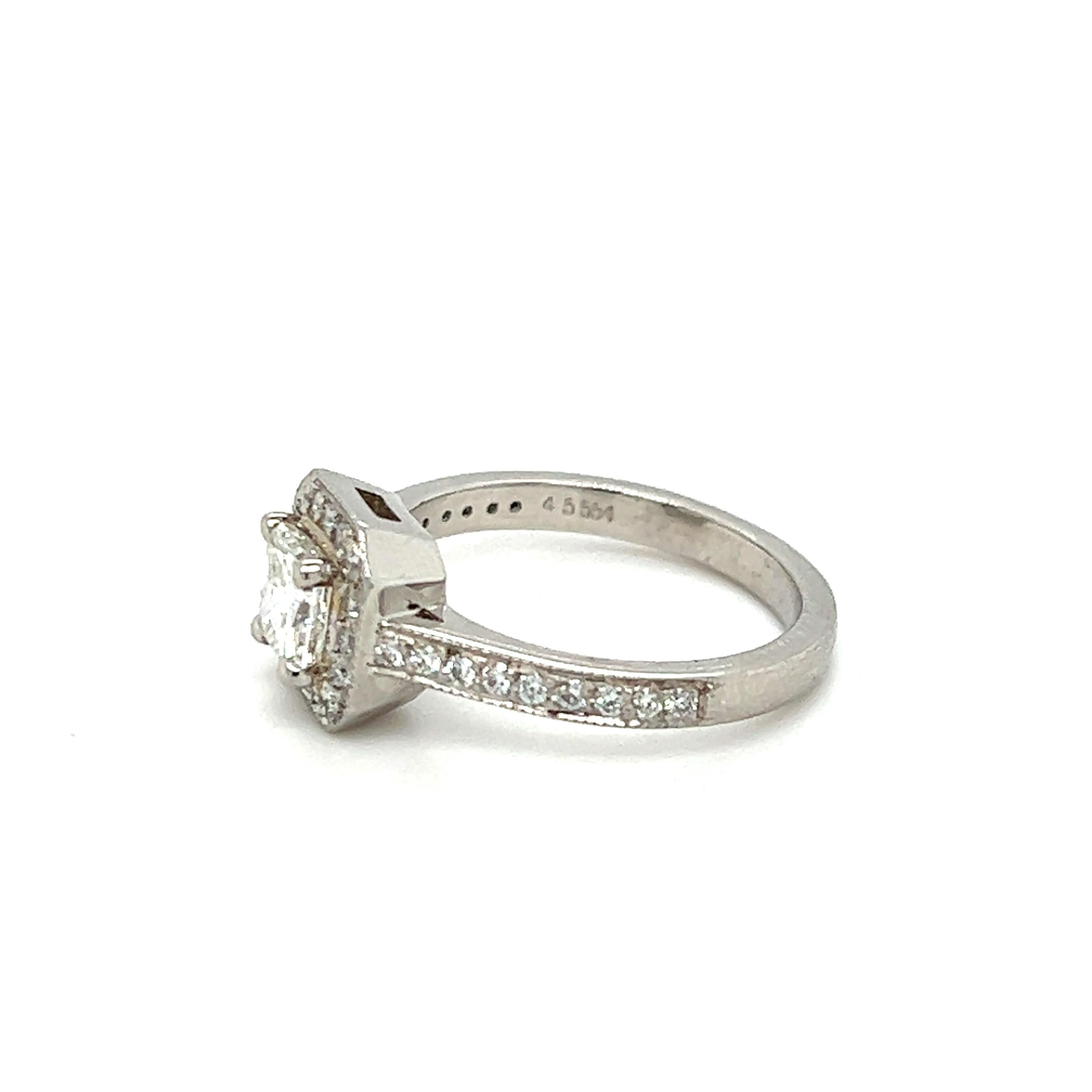 Taille radiant Bague de fiançailles Contemporary 0.75 Carat Radiant Diamond Halo Platinum en vente