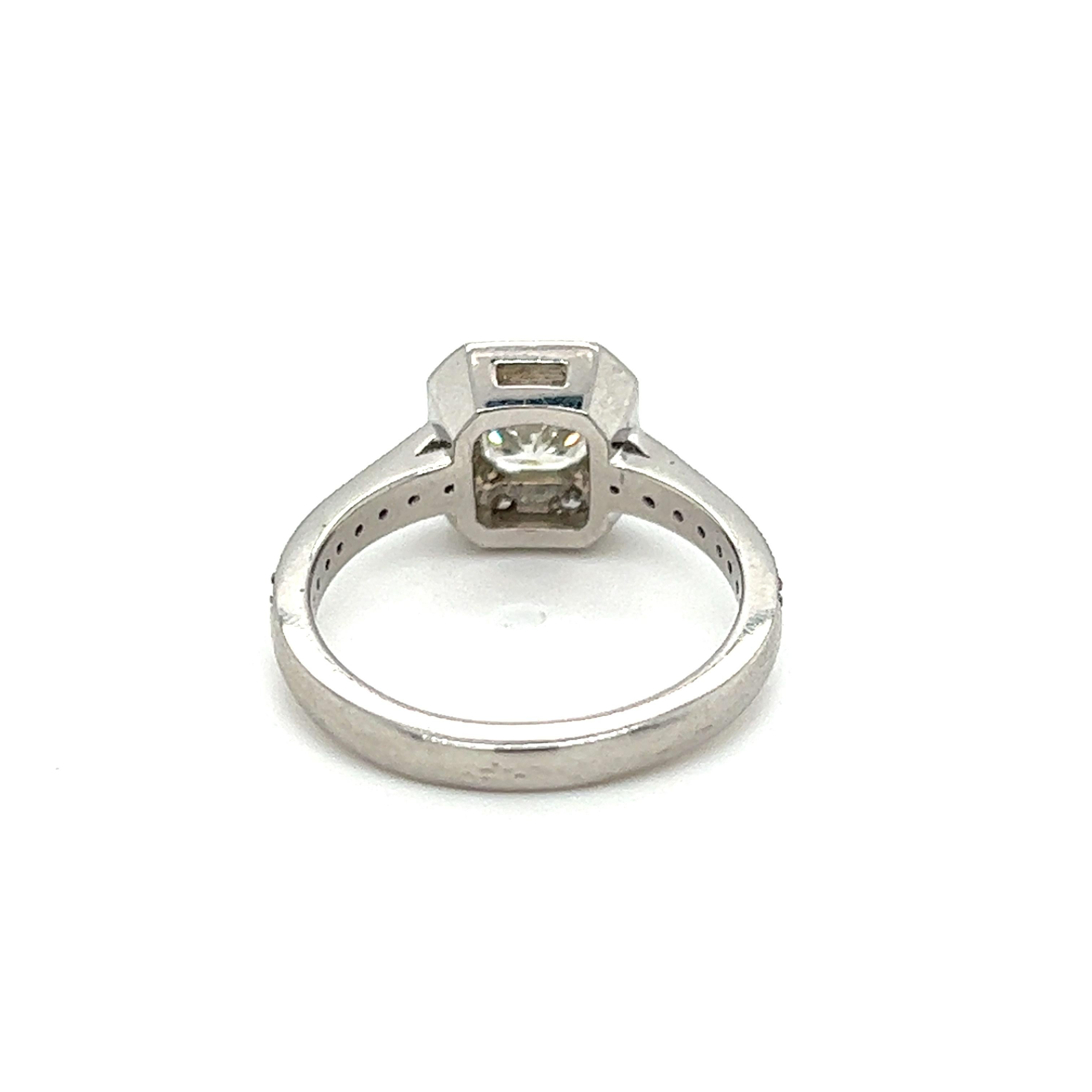 Bague de fiançailles Contemporary 0.75 Carat Radiant Diamond Halo Platinum Bon état - En vente à Towson, MD