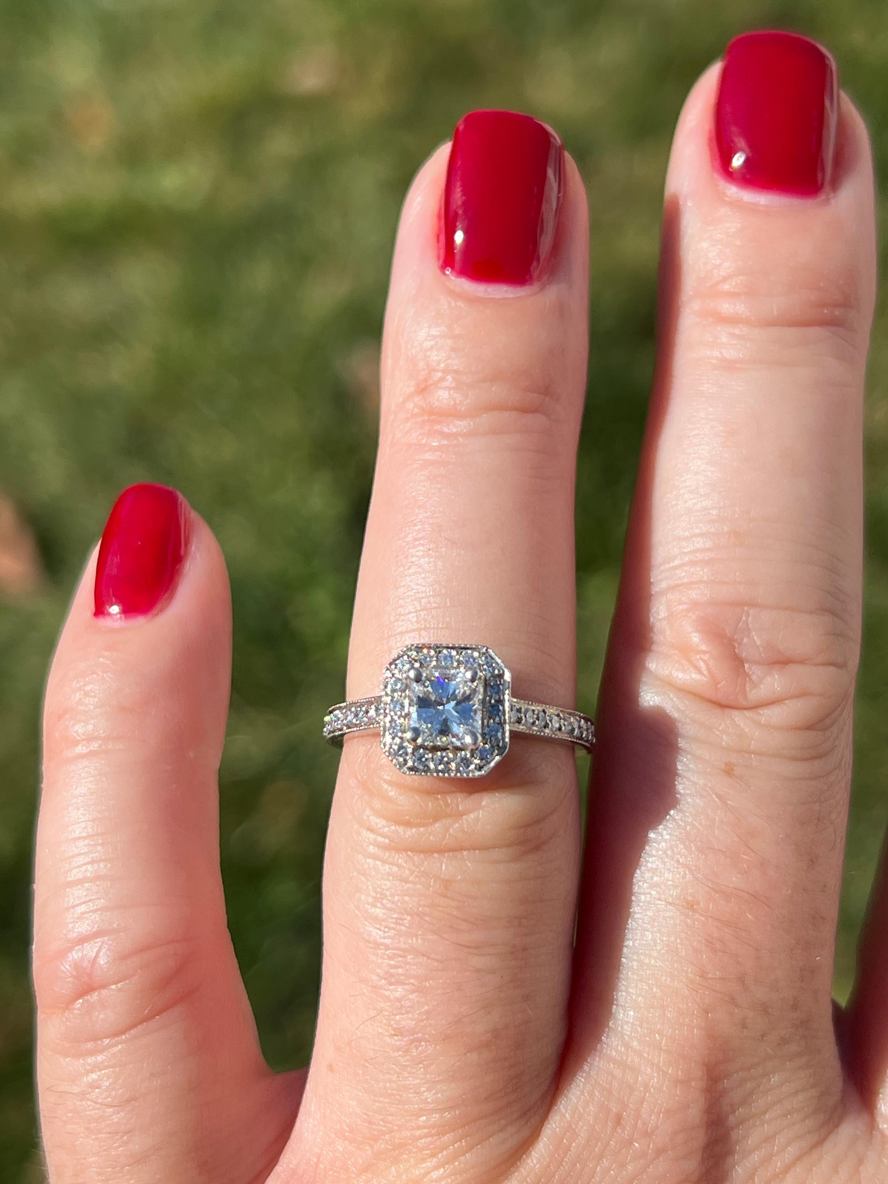 Bague de fiançailles Contemporary 0.75 Carat Radiant Diamond Halo Platinum Pour femmes en vente