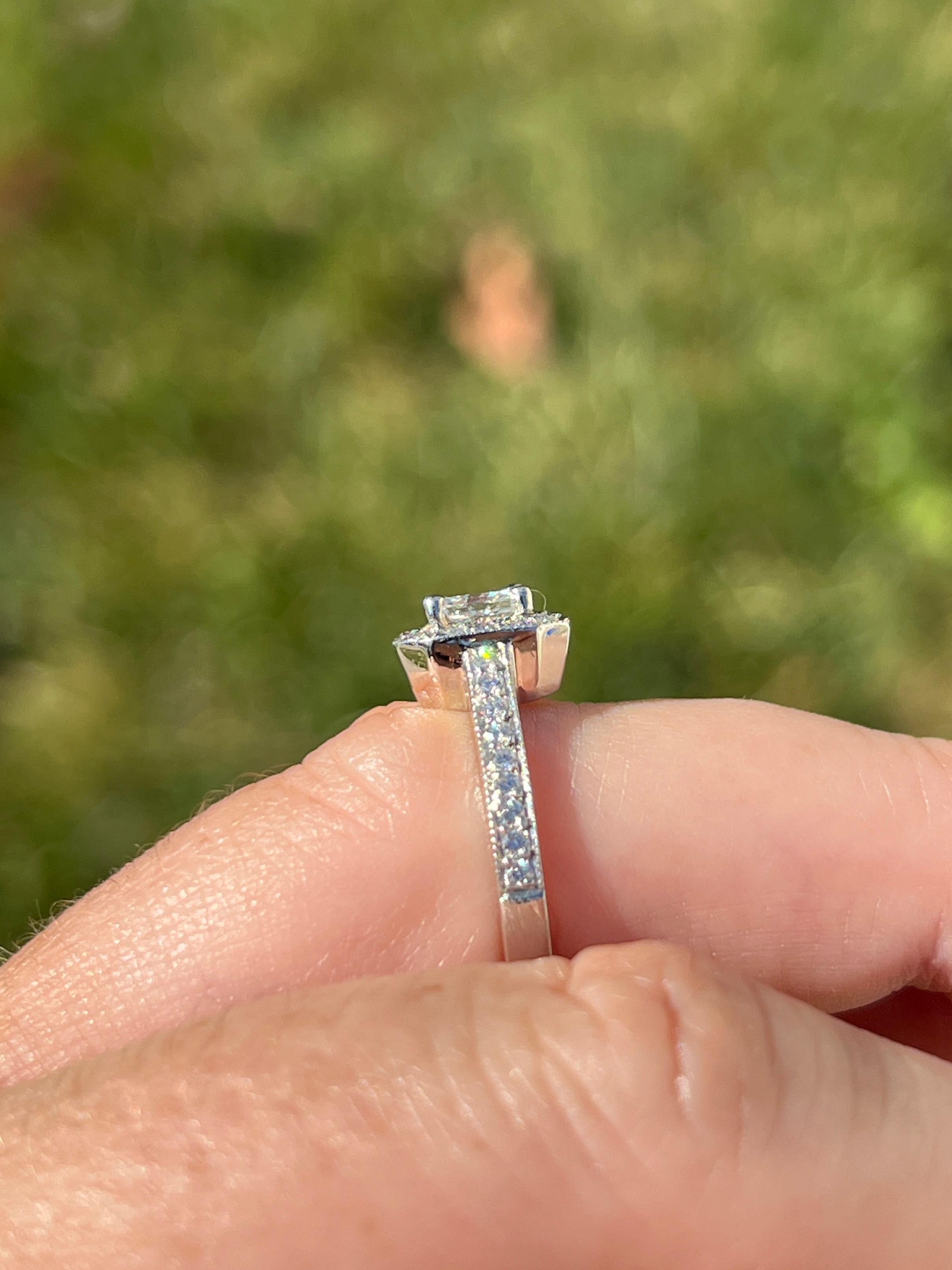Bague de fiançailles Contemporary 0.75 Carat Radiant Diamond Halo Platinum en vente 1