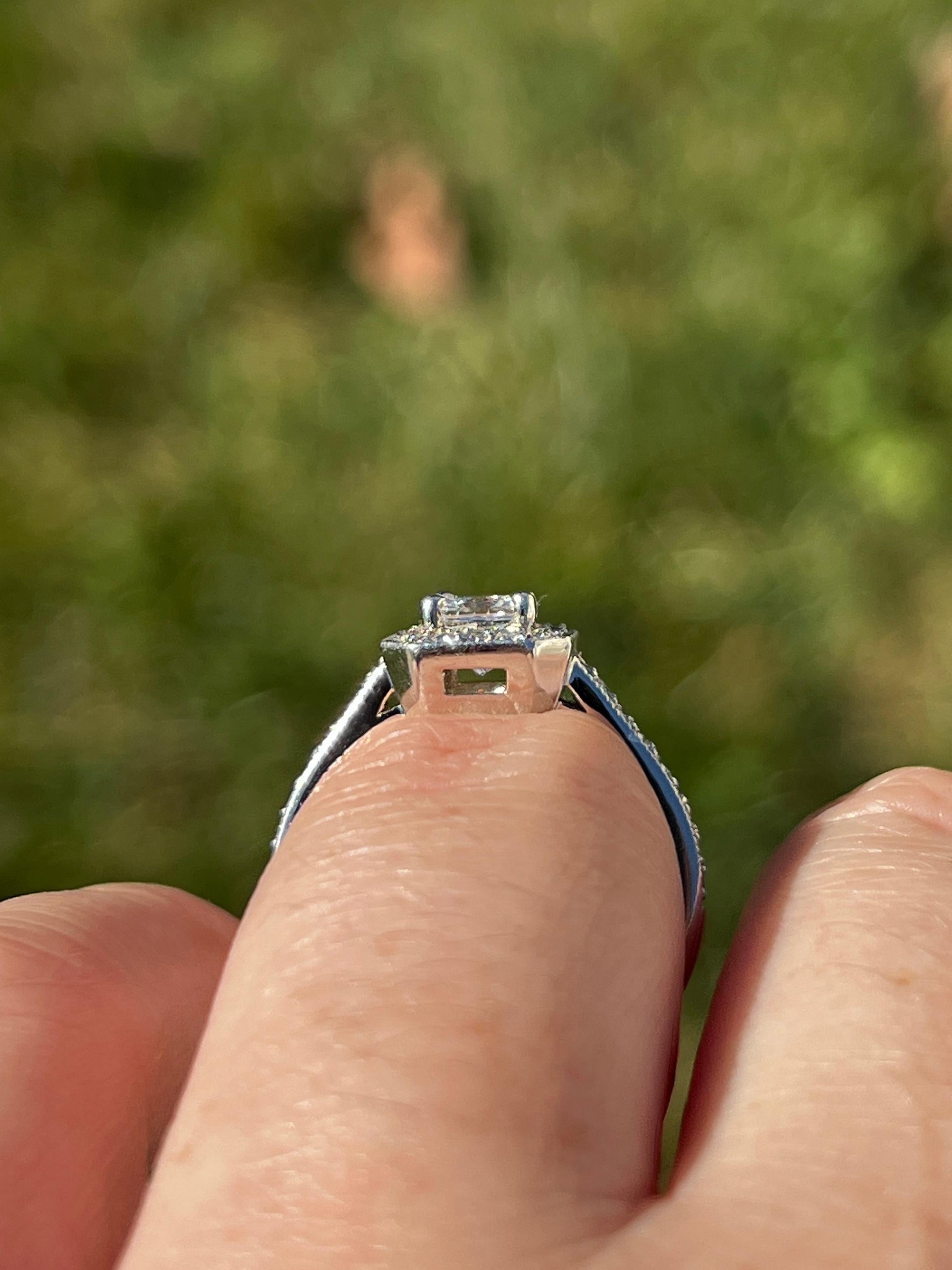 Bague de fiançailles Contemporary 0.75 Carat Radiant Diamond Halo Platinum en vente 2