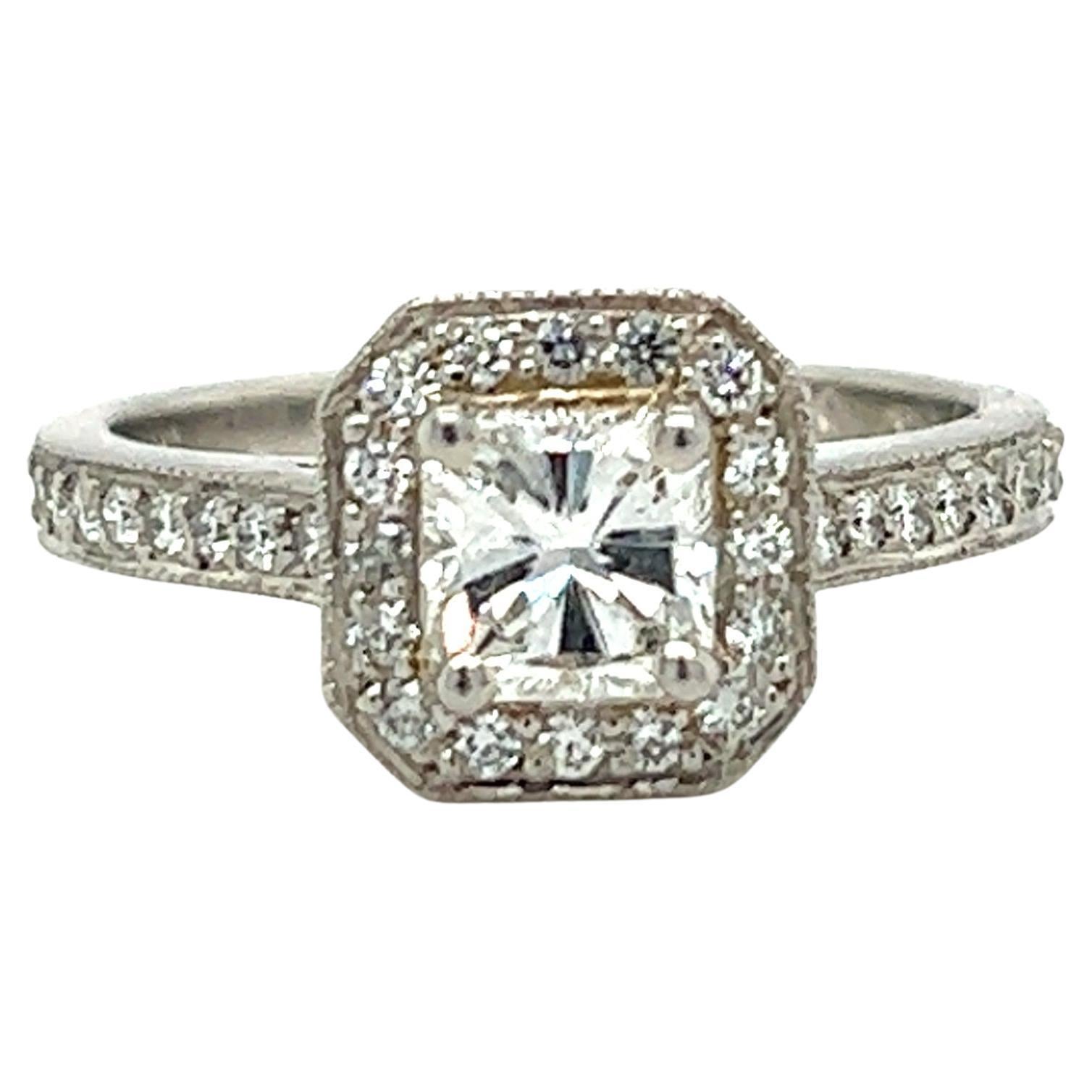 Bague de fiançailles Contemporary 0.75 Carat Radiant Diamond Halo Platinum en vente
