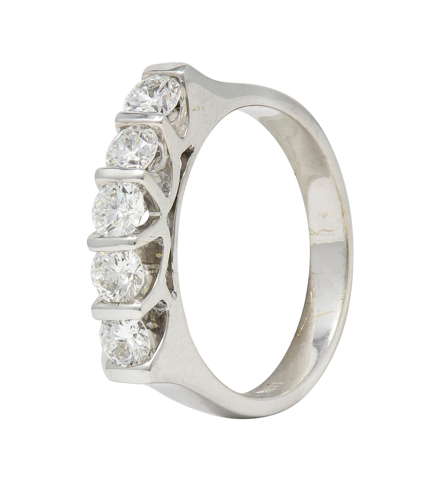Alianza contemporánea de oro blanco de 18 quilates con cinco piedras y 0,75 quilates de diamantes en venta 5