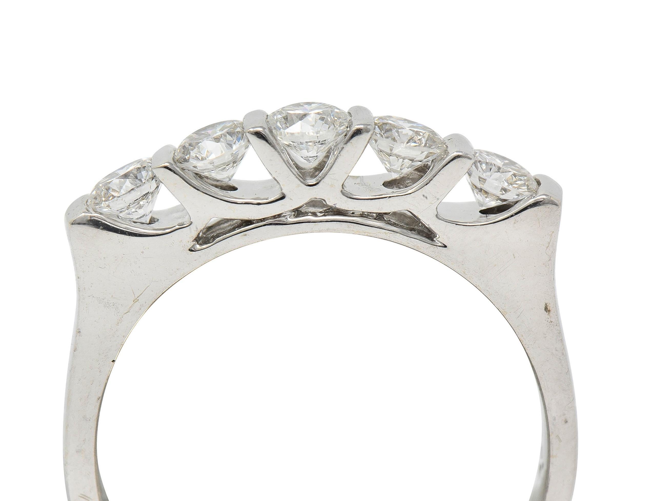Alianza contemporánea de oro blanco de 18 quilates con cinco piedras y 0,75 quilates de diamantes en venta 6
