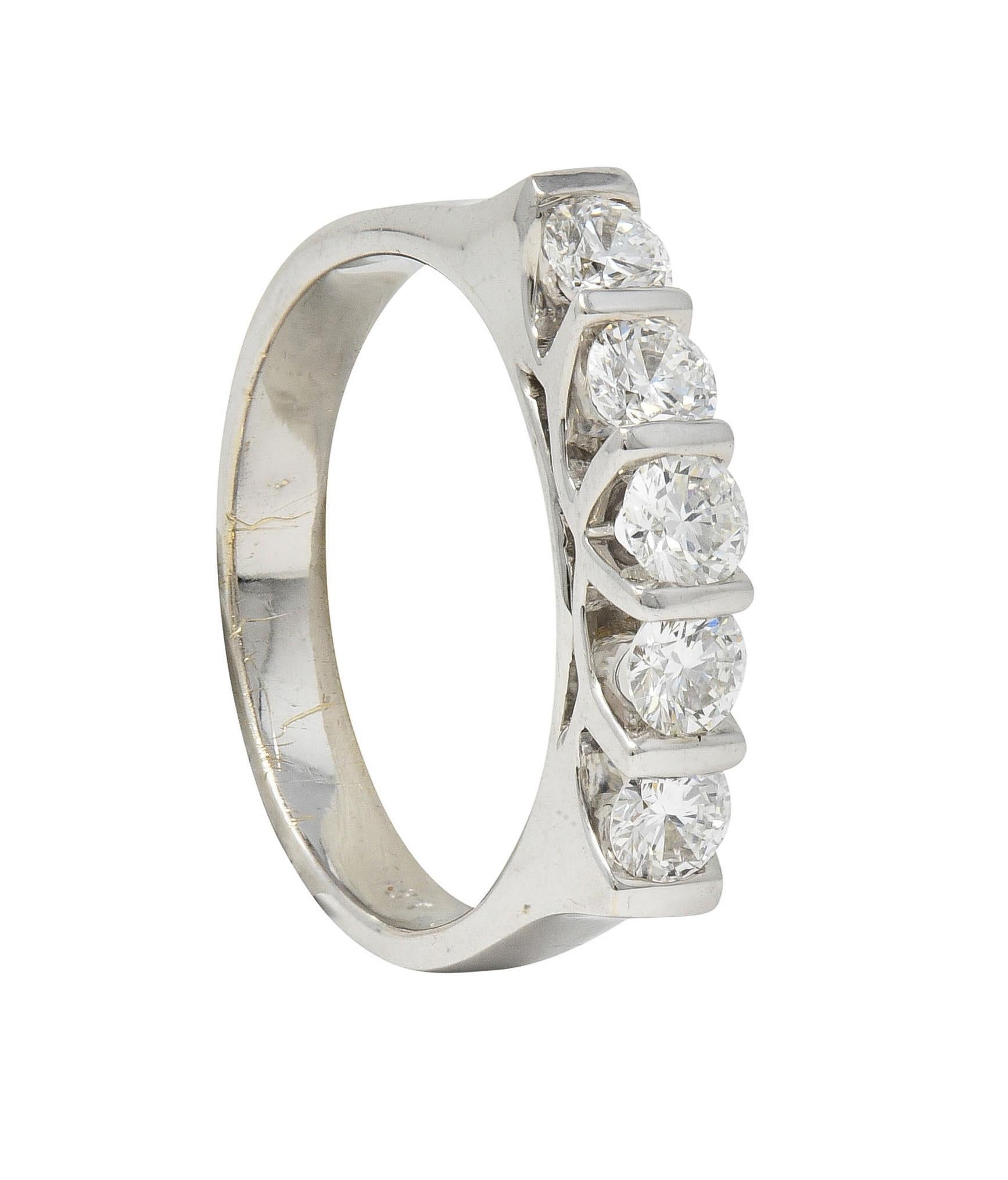 Alianza contemporánea de oro blanco de 18 quilates con cinco piedras y 0,75 quilates de diamantes en venta 7