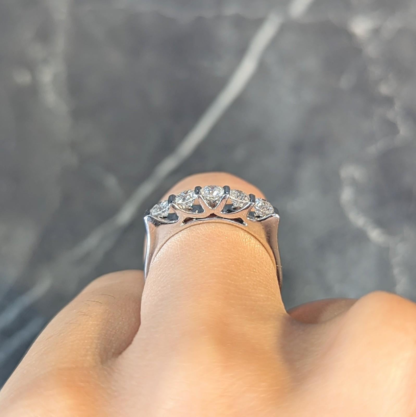 Alianza contemporánea de oro blanco de 18 quilates con cinco piedras y 0,75 quilates de diamantes en venta 8