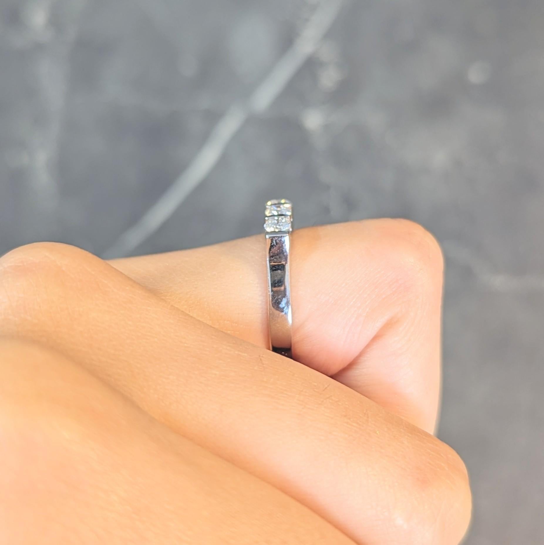 Alianza contemporánea de oro blanco de 18 quilates con cinco piedras y 0,75 quilates de diamantes en venta 9