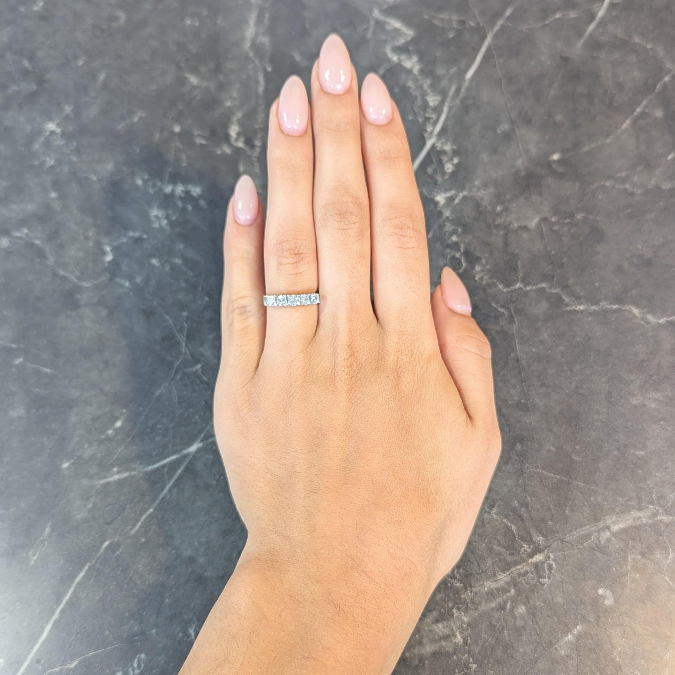 Alianza contemporánea de oro blanco de 18 quilates con cinco piedras y 0,75 quilates de diamantes Corte brillante en venta