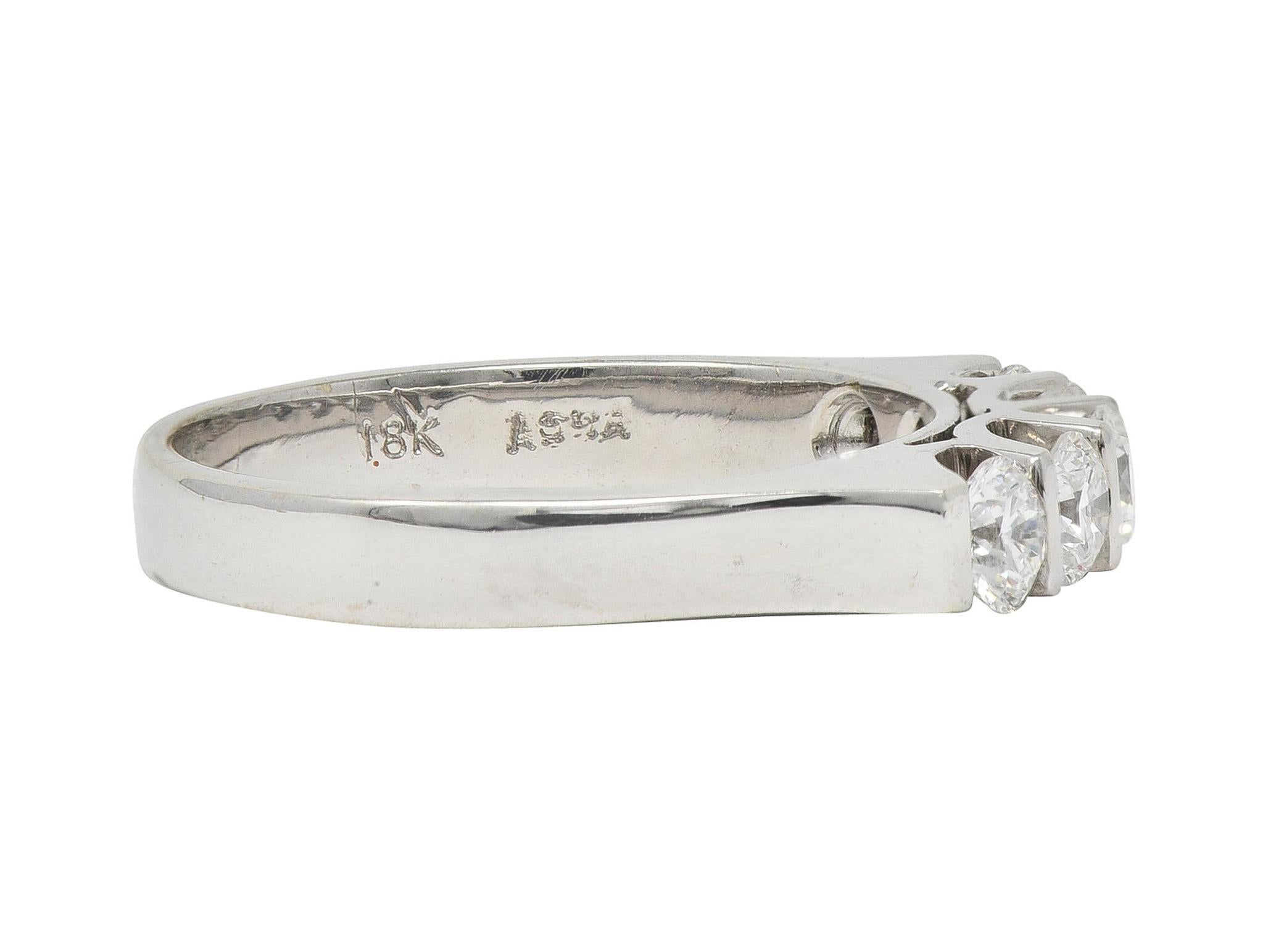 De las mujeres Alianza contemporánea de oro blanco de 18 quilates con cinco piedras y 0,75 quilates de diamantes en venta