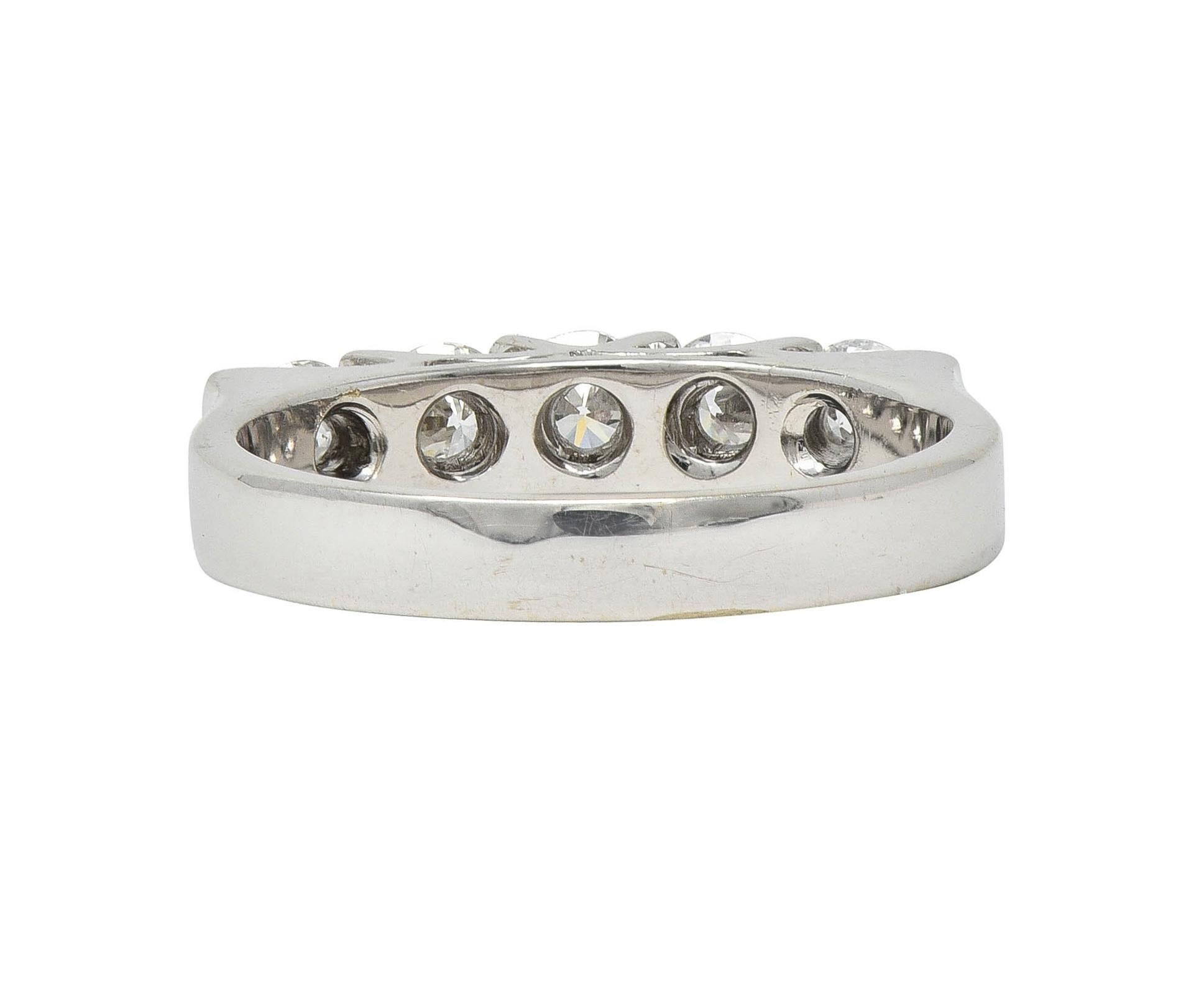 Alianza contemporánea de oro blanco de 18 quilates con cinco piedras y 0,75 quilates de diamantes en venta 1