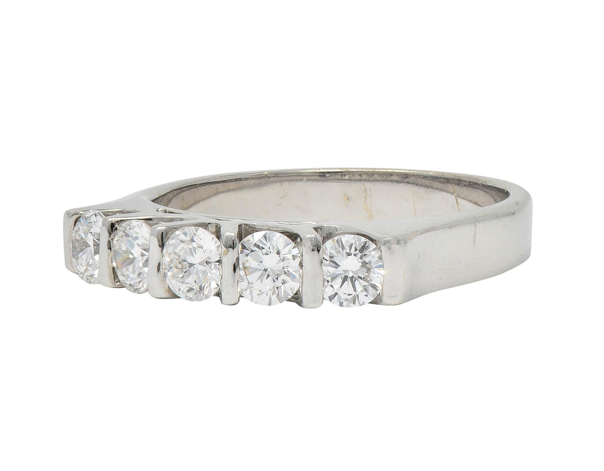 Alianza contemporánea de oro blanco de 18 quilates con cinco piedras y 0,75 quilates de diamantes en venta 3
