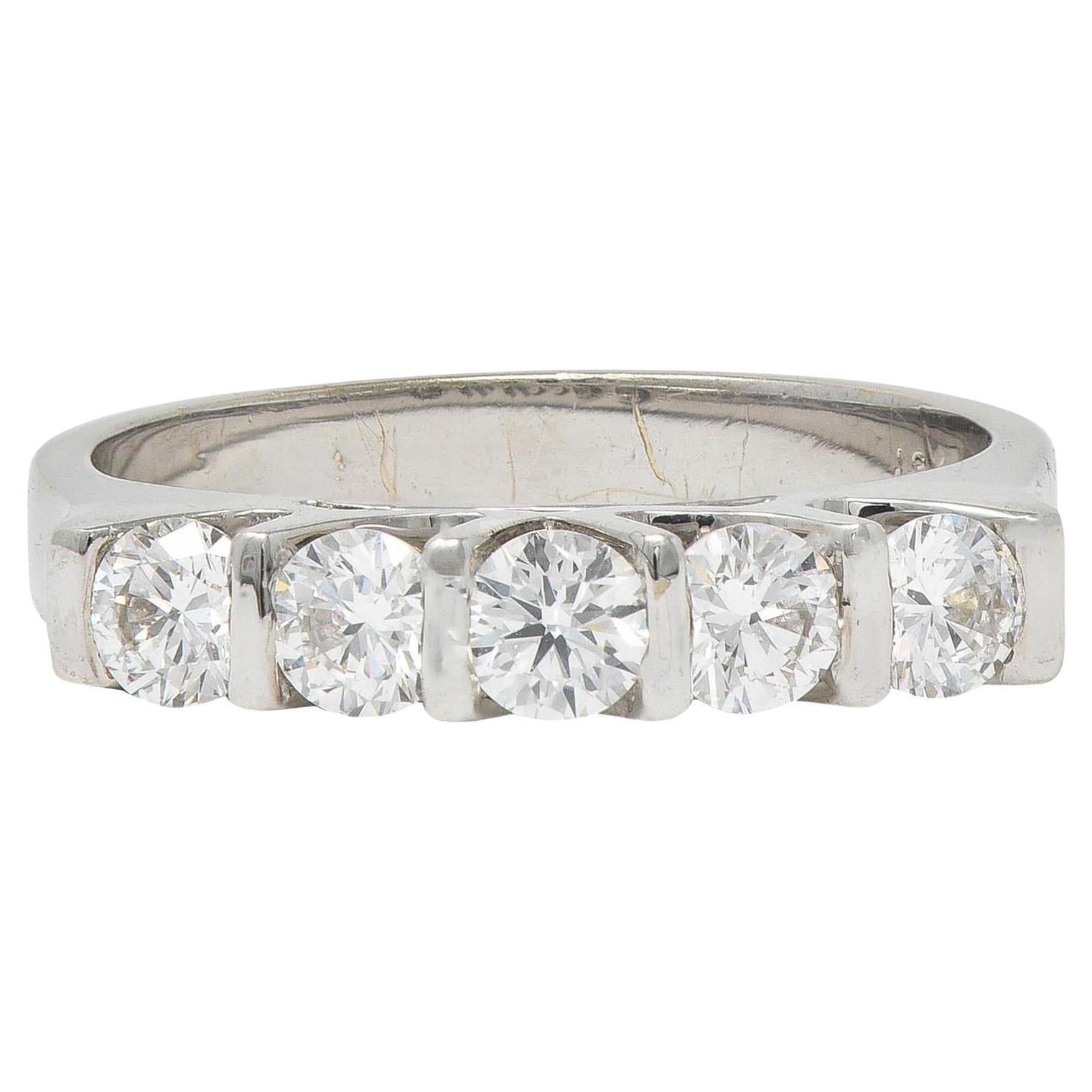 Anello contemporaneo a cinque pietre con diamante da 0,75 CTW in oro bianco da 18 carati