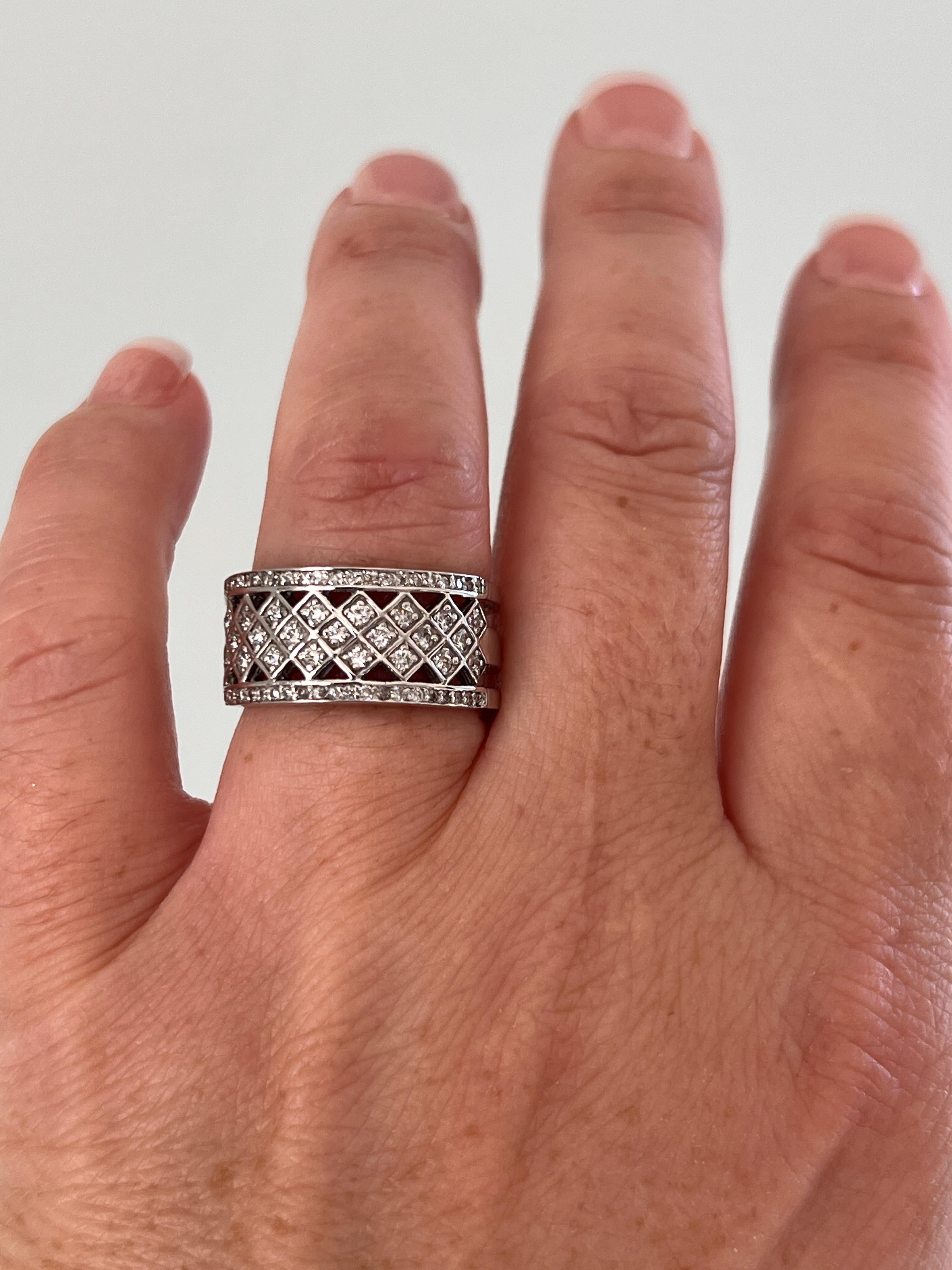 Bracelet d'anniversaire contemporain en or blanc 14k ajouré avec 0,75 tcw de diamant en vente 5