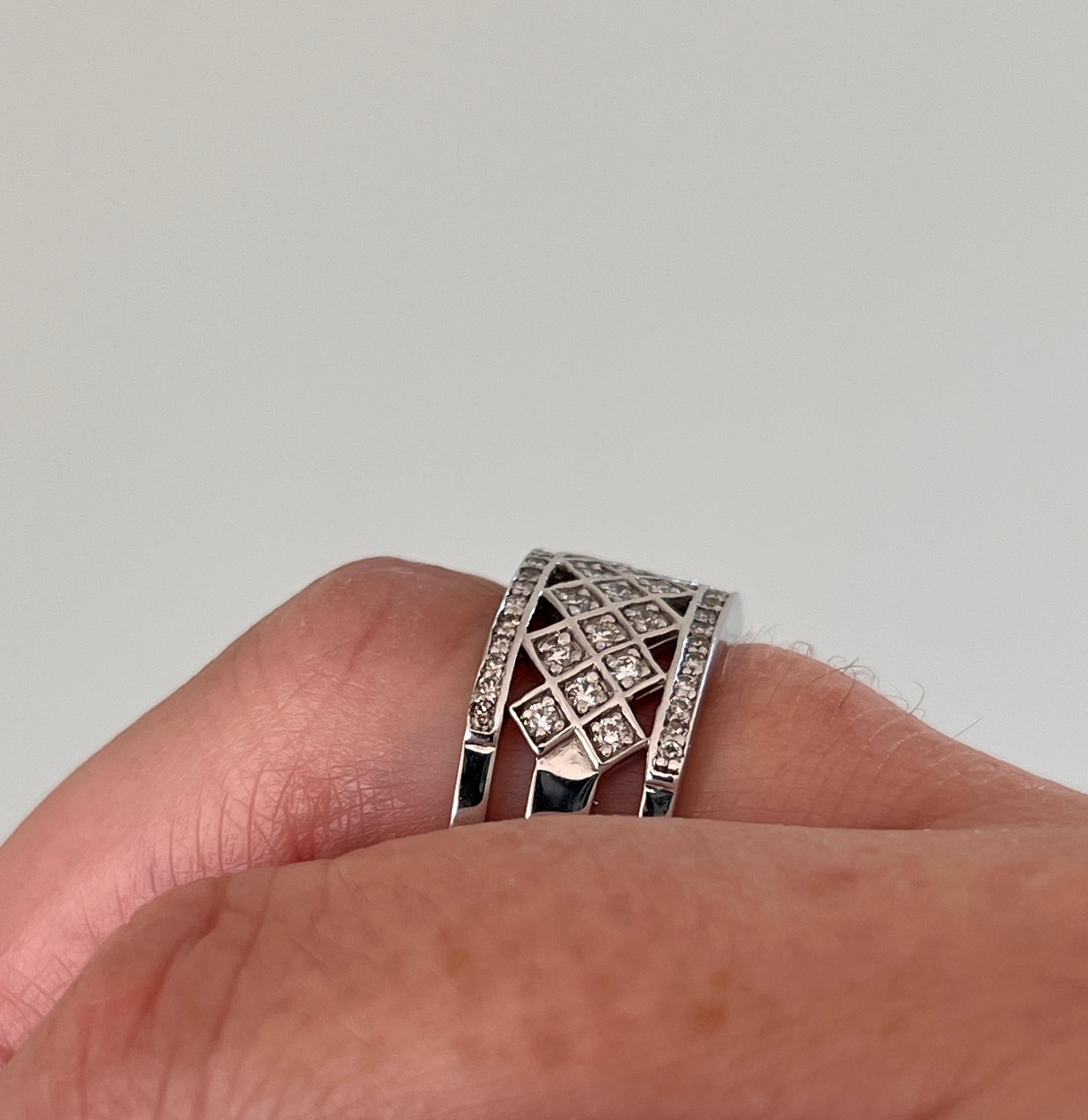 Bracelet d'anniversaire contemporain en or blanc 14k ajouré avec 0,75 tcw de diamant en vente 6