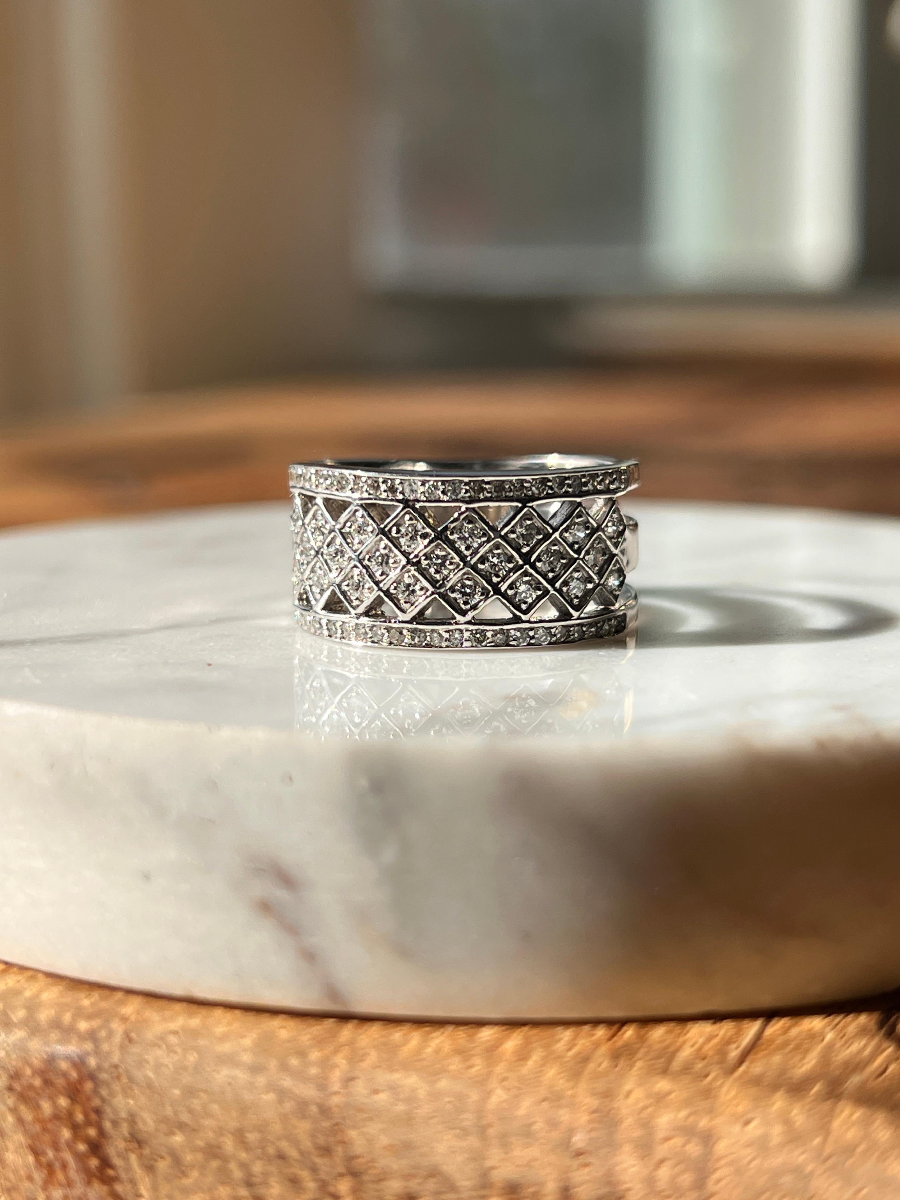 Ce bracelet en or blanc 14 carats ajouré est orné d'un treillis détaillé serti de soixante-trois diamants ronds de taille brillant d'une valeur totale d'environ 0,75 carat. Les diamants sont disposés en rangées horizontales et diagonales et encadrés