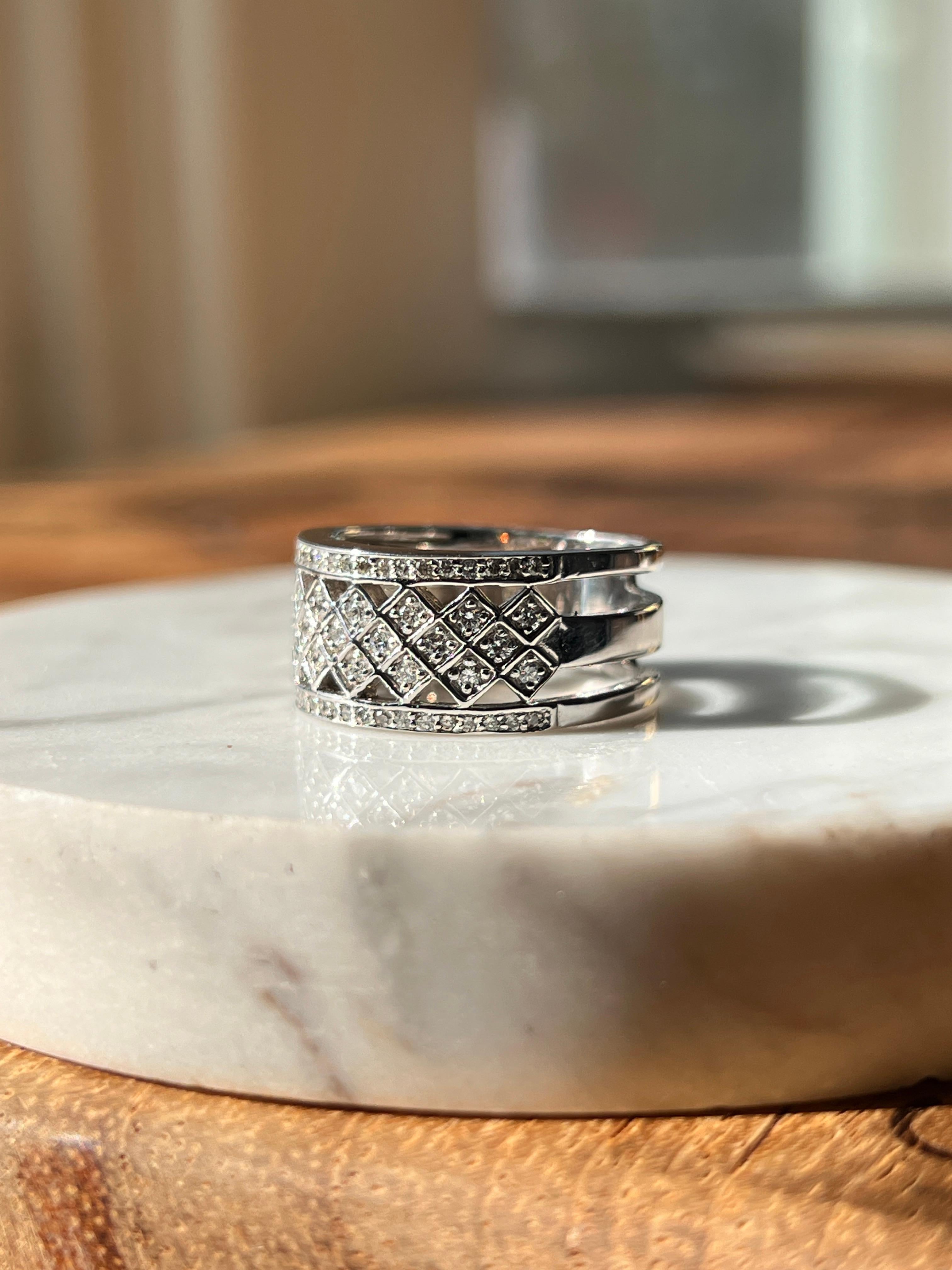 Contemporain Bracelet d'anniversaire contemporain en or blanc 14k ajouré avec 0,75 tcw de diamant en vente