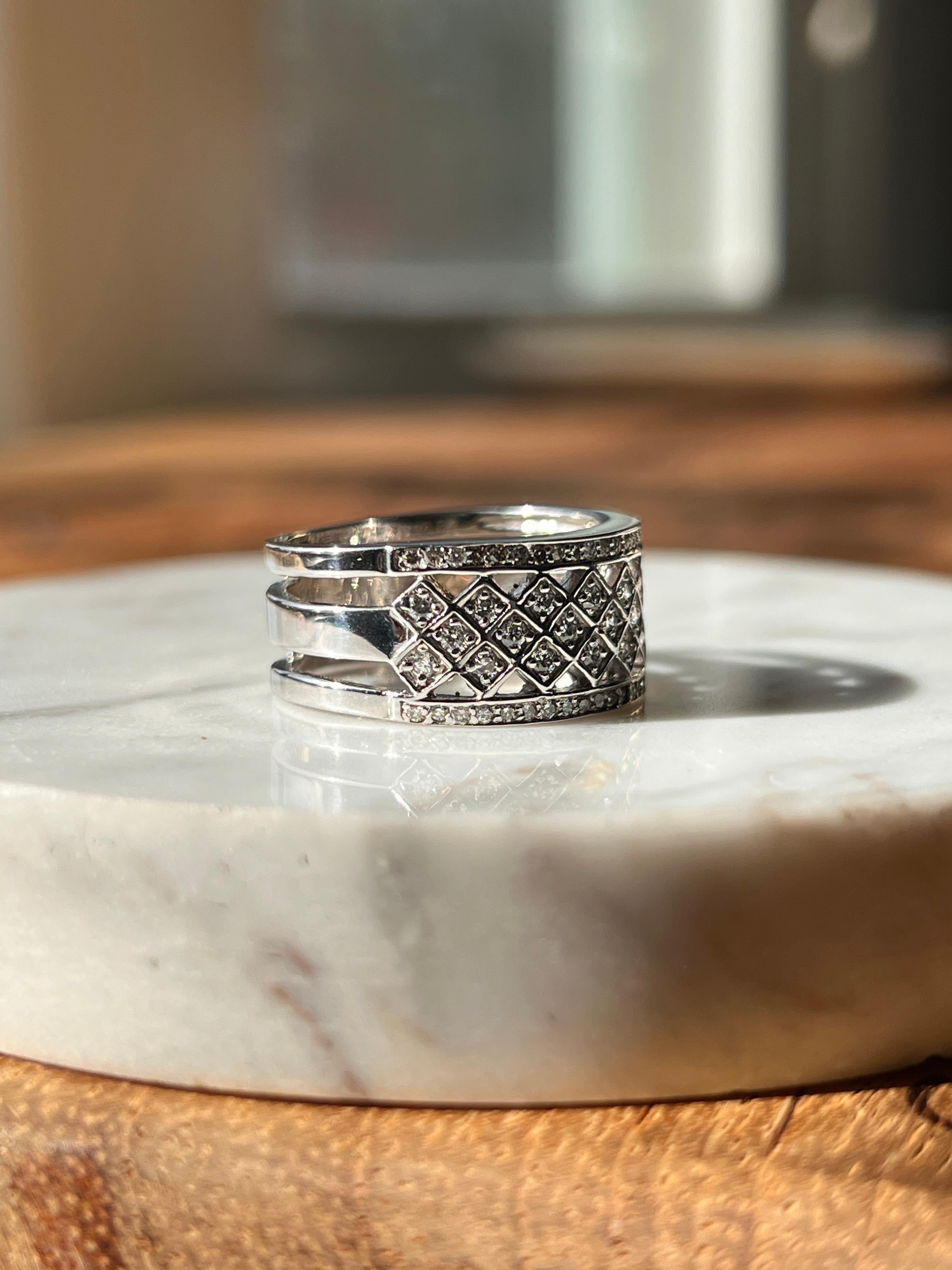 Taille ronde Bracelet d'anniversaire contemporain en or blanc 14k ajouré avec 0,75 tcw de diamant en vente