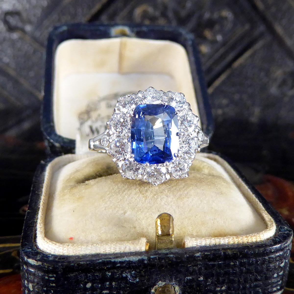 Contemporary 0.75ct Diamond Five Stone Ring in Platinum For Sale 4