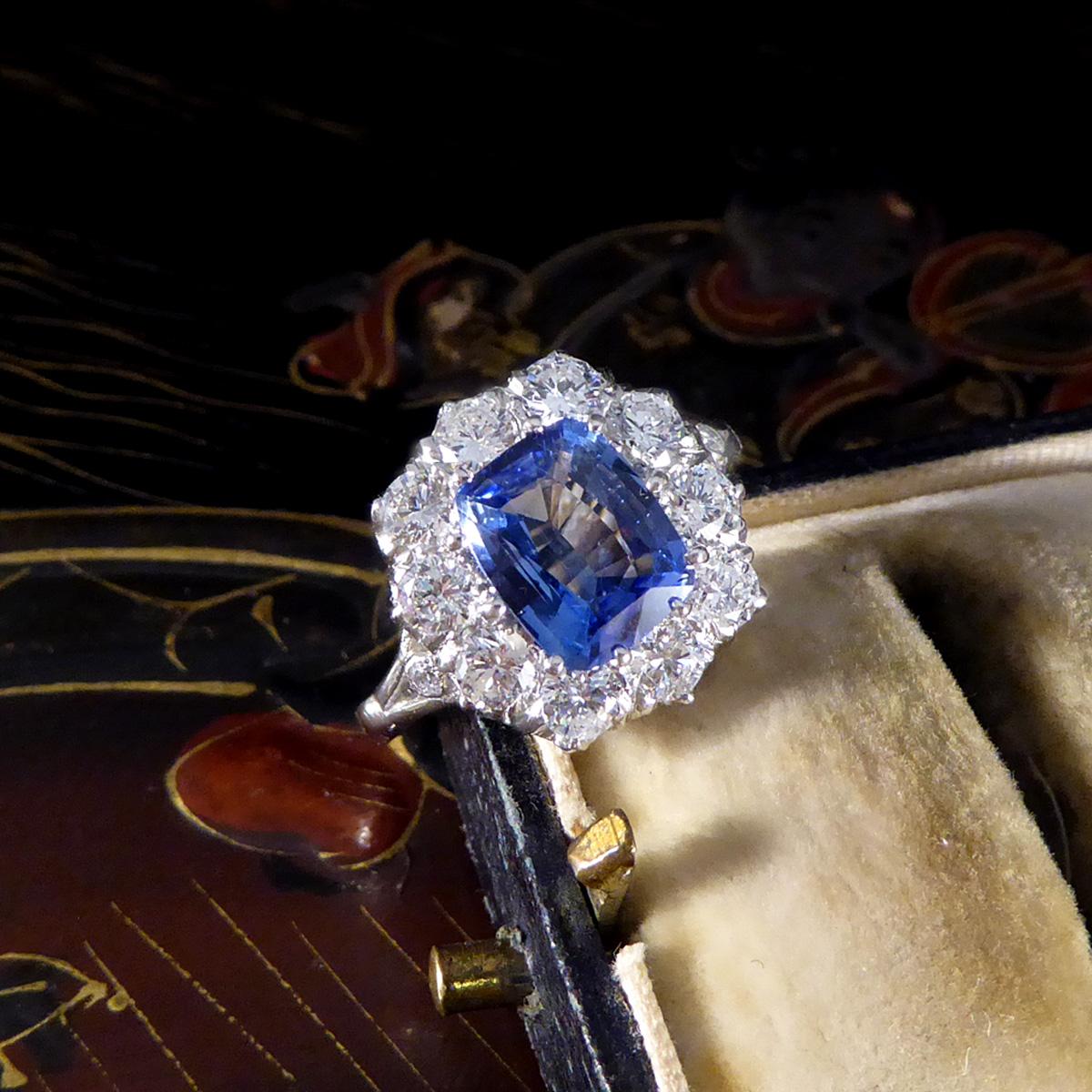 Contemporary 0.75ct Diamond Five Stone Ring in Platinum For Sale 2