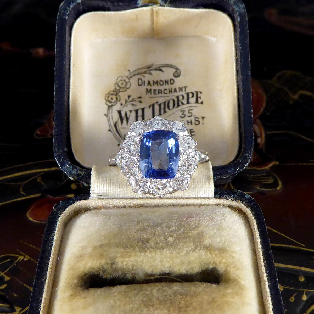 Contemporary 0.75ct Diamond Five Stone Ring in Platinum For Sale 3