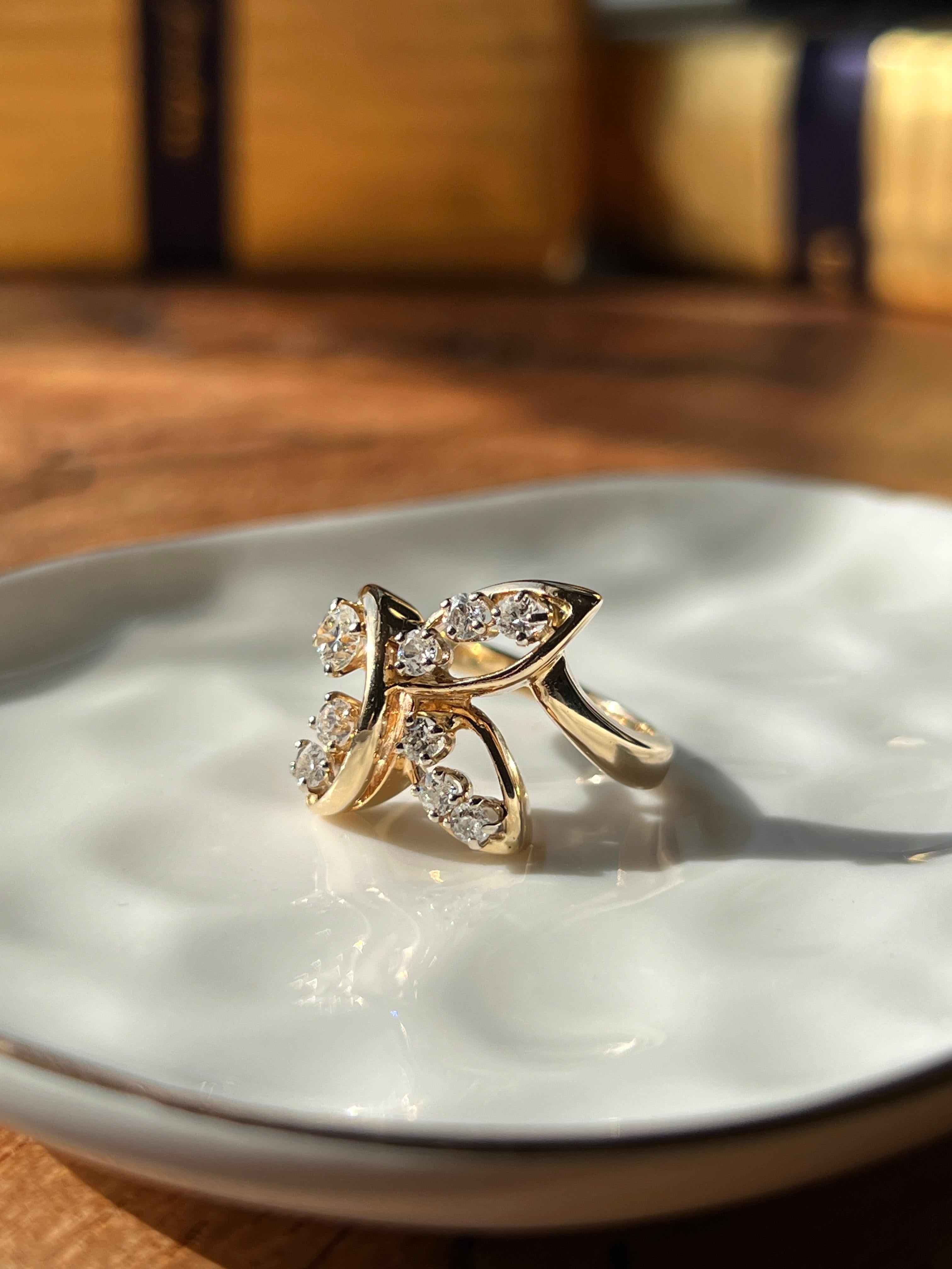 Contemporaneo Anello contemporaneo con diamante da 0,76 carati e oro giallo 14k con design a forma libera in vendita