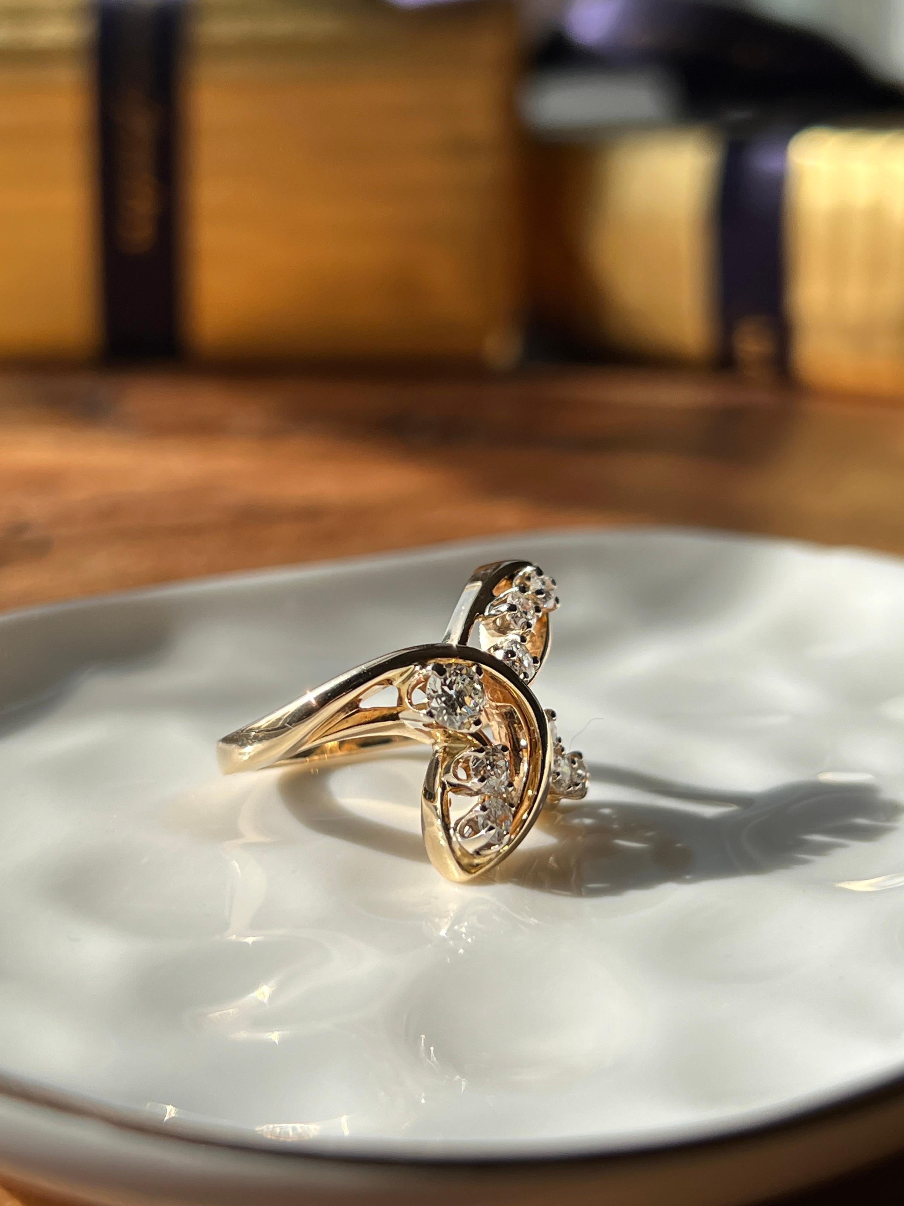 Taglio rotondo Anello contemporaneo con diamante da 0,76 carati e oro giallo 14k con design a forma libera in vendita