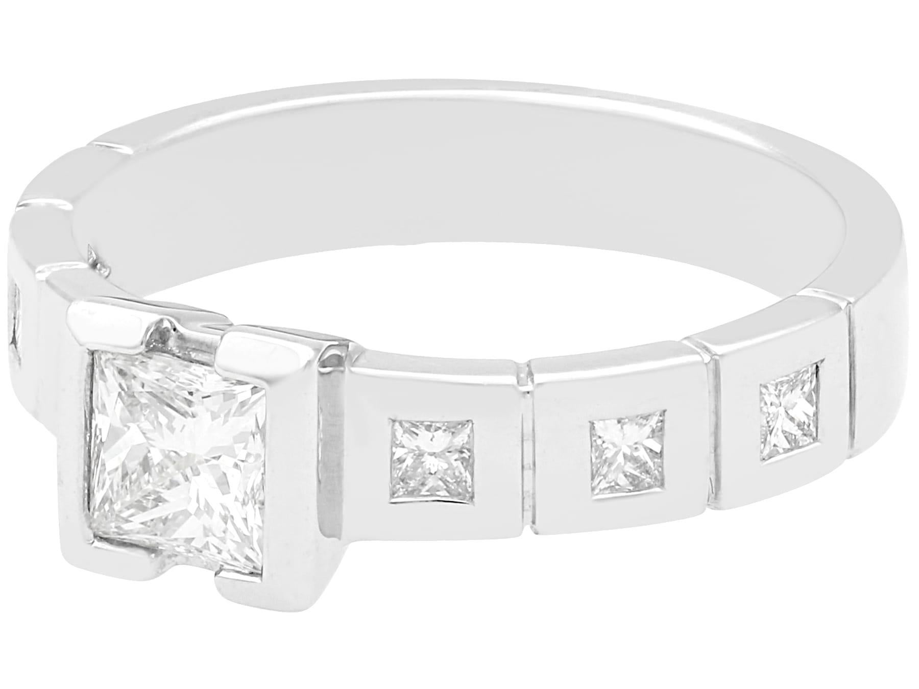 Un fino e impresionante anillo solitario de oro blanco de 18 quilates y diamante talla princesa engastado en bisel de 0,60 quilates; forma parte de nuestra variada colección de joyas/joyería de diamantes.

Este fino e impresionante anillo de