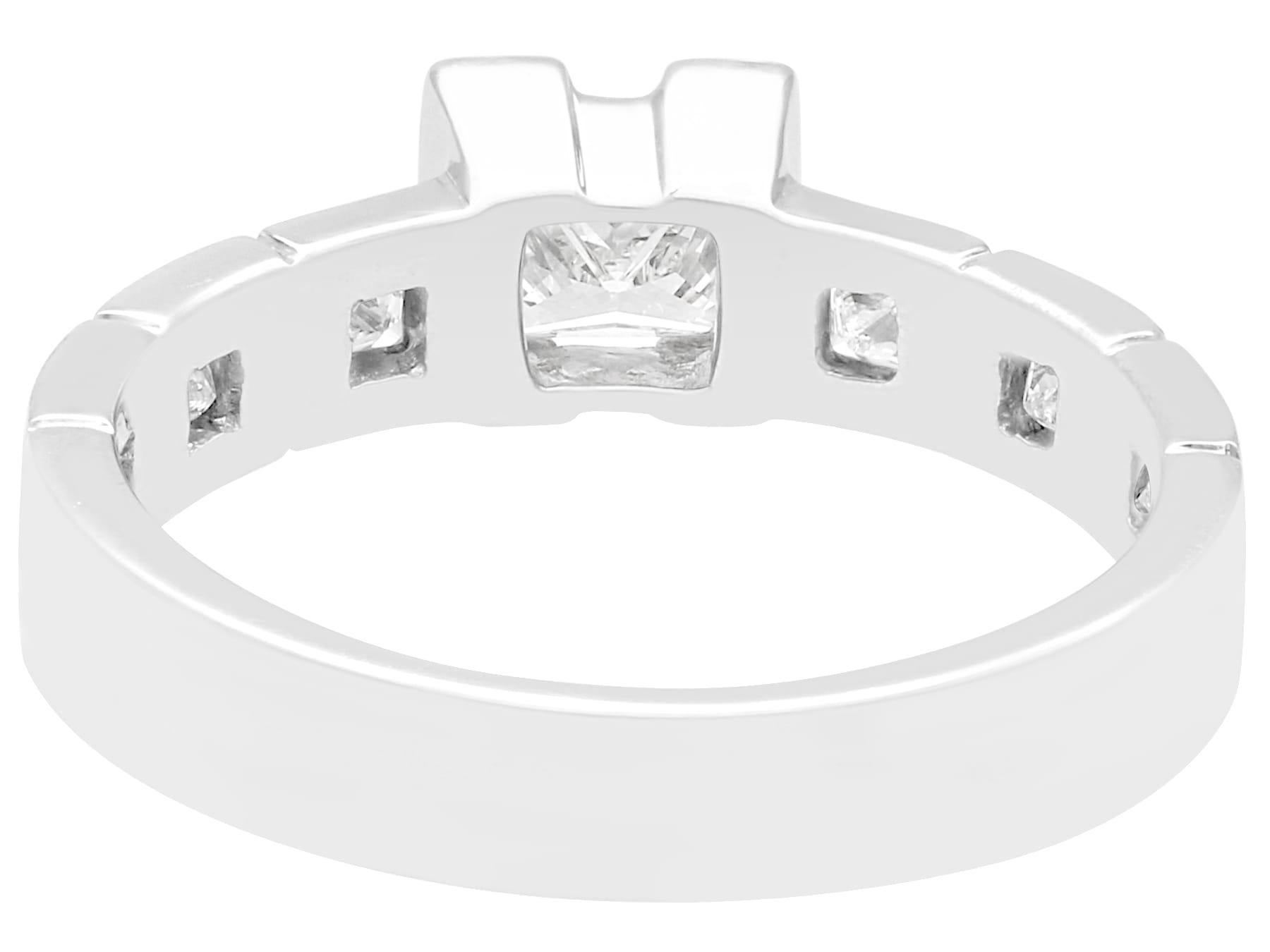 Anillo de compromiso solitario contemporáneo de diamantes de 0,78 quilates y oro blanco de 18k Corte princesa en venta
