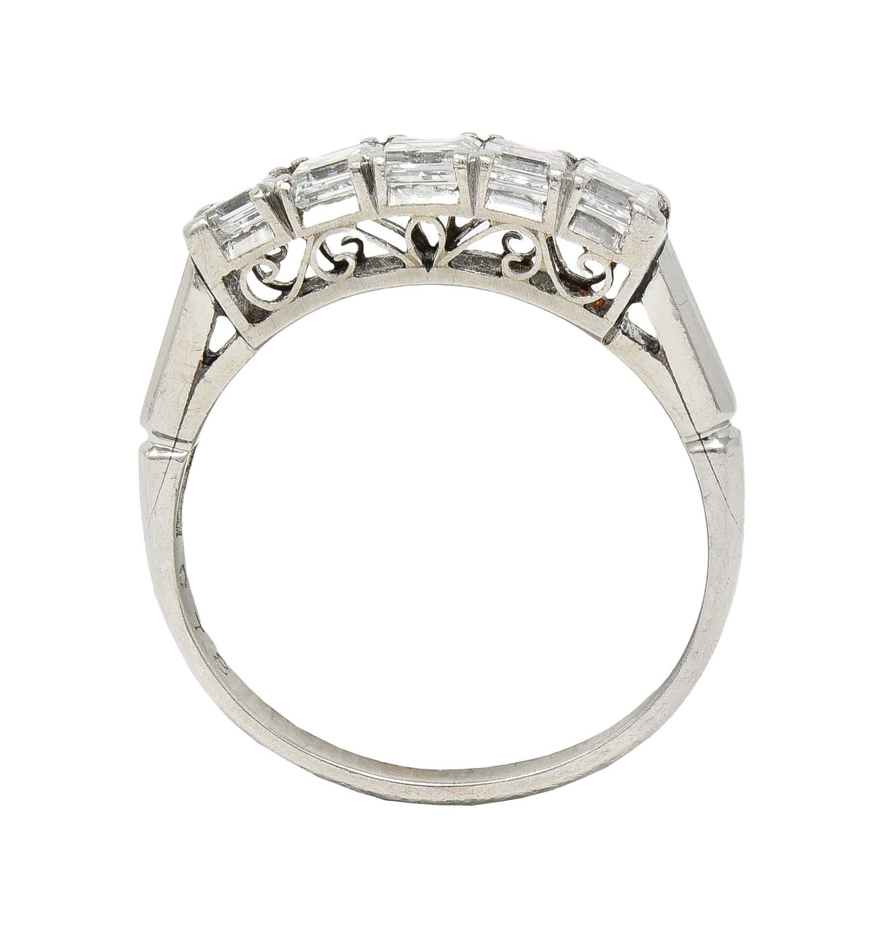 Anello a fascia con cinque pietre in platino con diamanti taglio Step da 0,78 CTW in vendita 5