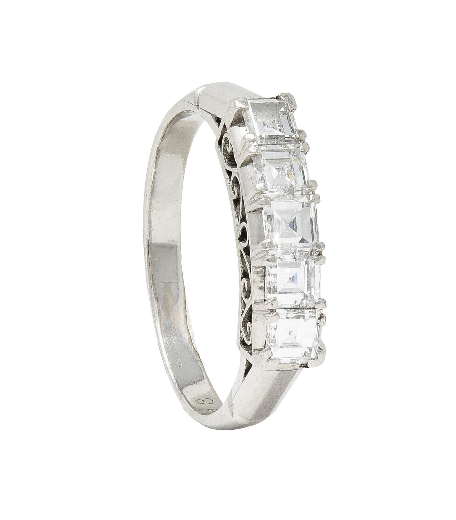 Anello a fascia con cinque pietre in platino con diamanti taglio Step da 0,78 CTW in vendita 6