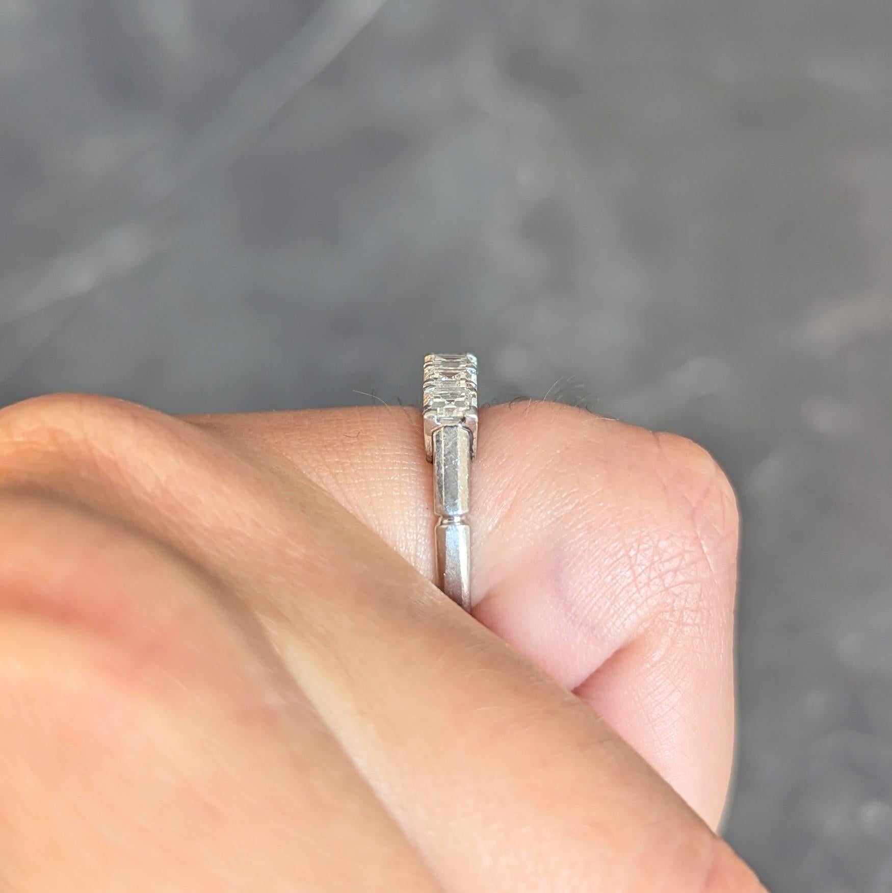 Anello a fascia con cinque pietre in platino con diamanti taglio Step da 0,78 CTW in vendita 7