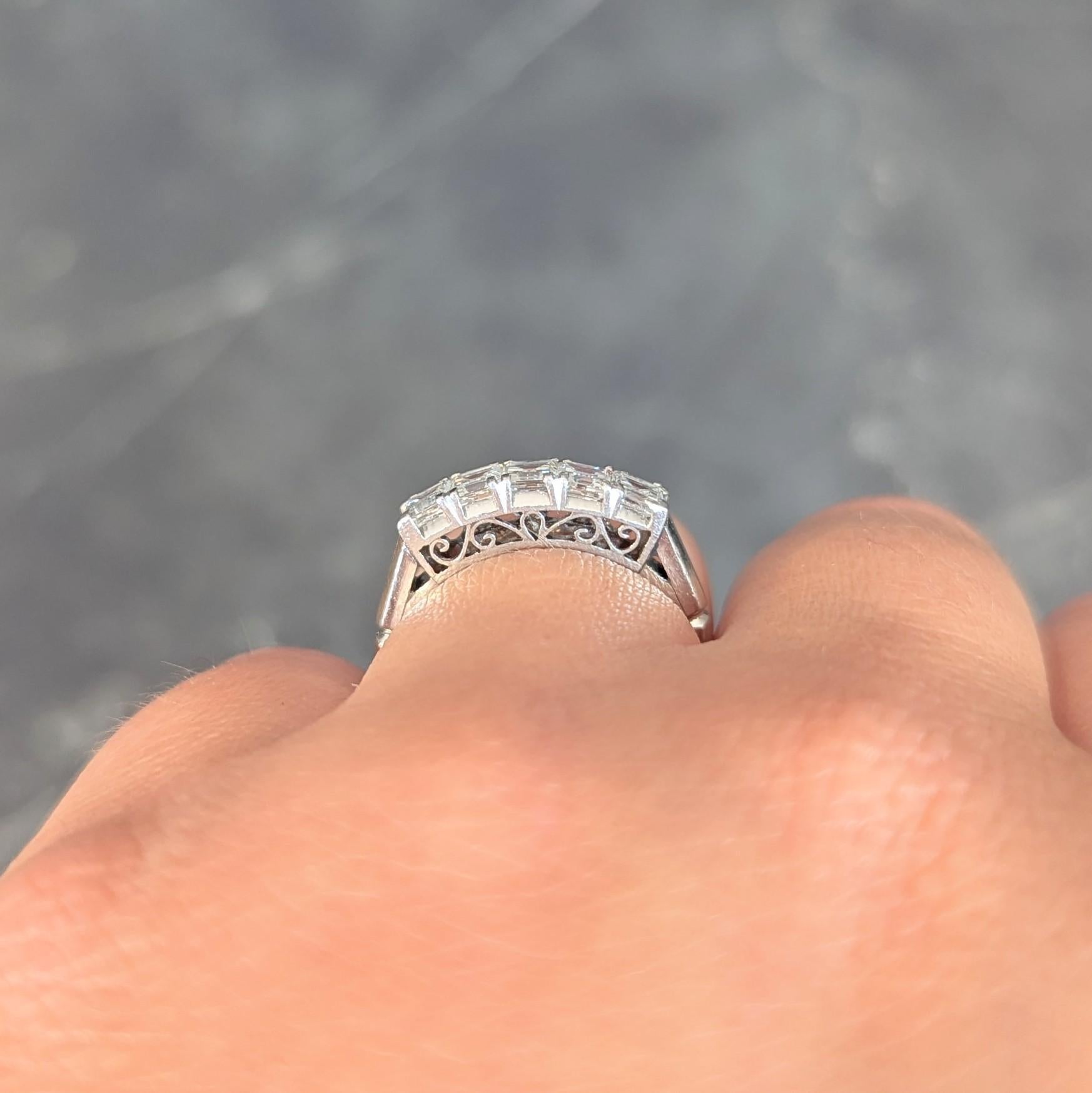 Anello a fascia con cinque pietre in platino con diamanti taglio Step da 0,78 CTW in vendita 8