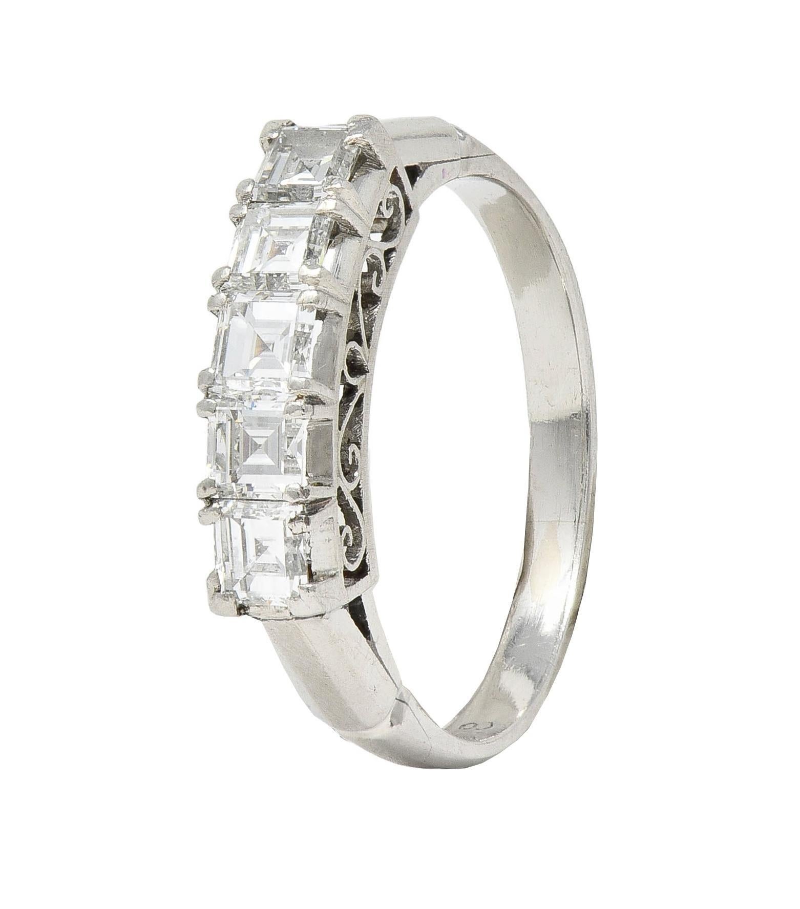 Quadrato Anello a fascia con cinque pietre in platino con diamanti taglio Step da 0,78 CTW in vendita