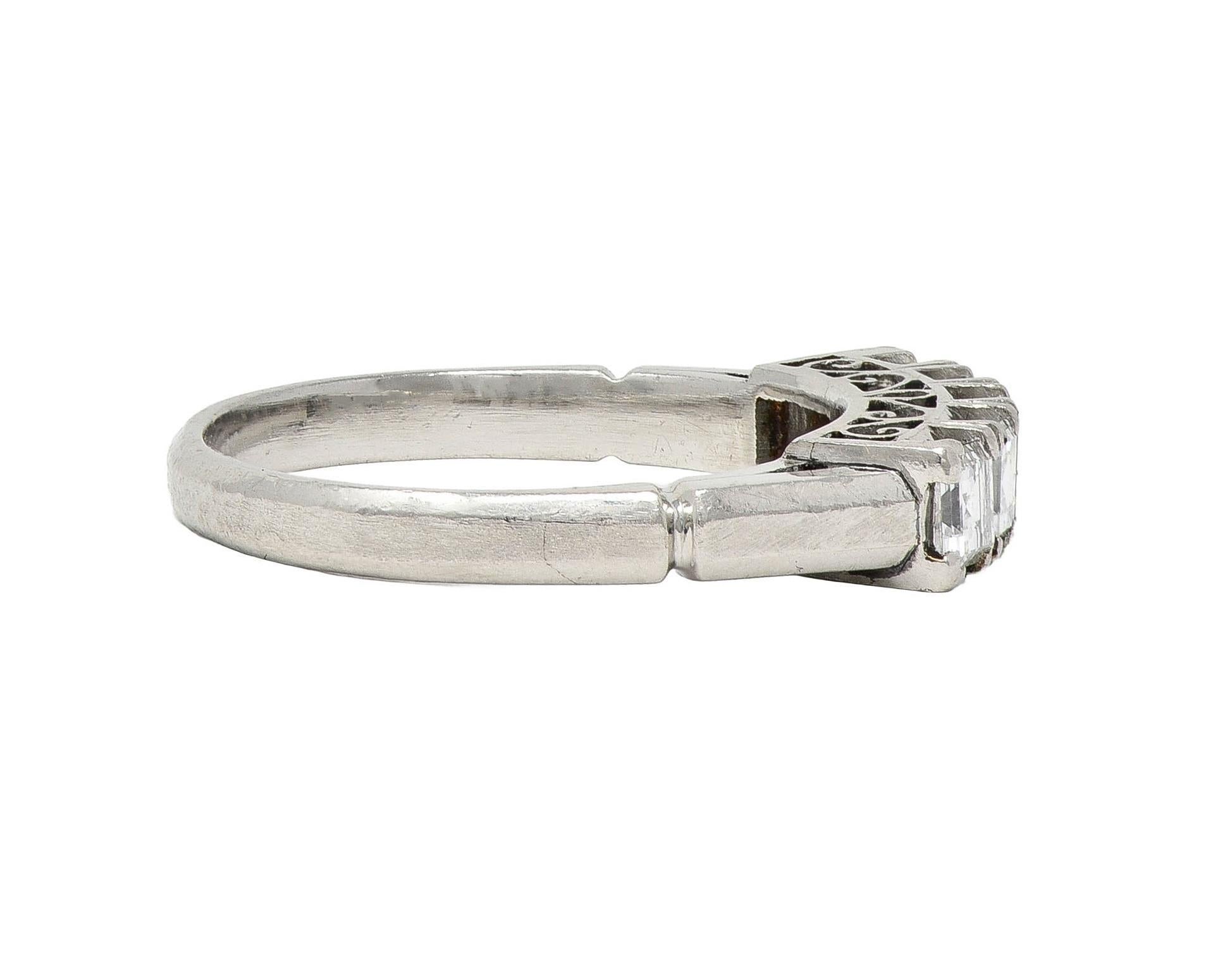 da uomo o donna Anello a fascia con cinque pietre in platino con diamanti taglio Step da 0,78 CTW in vendita