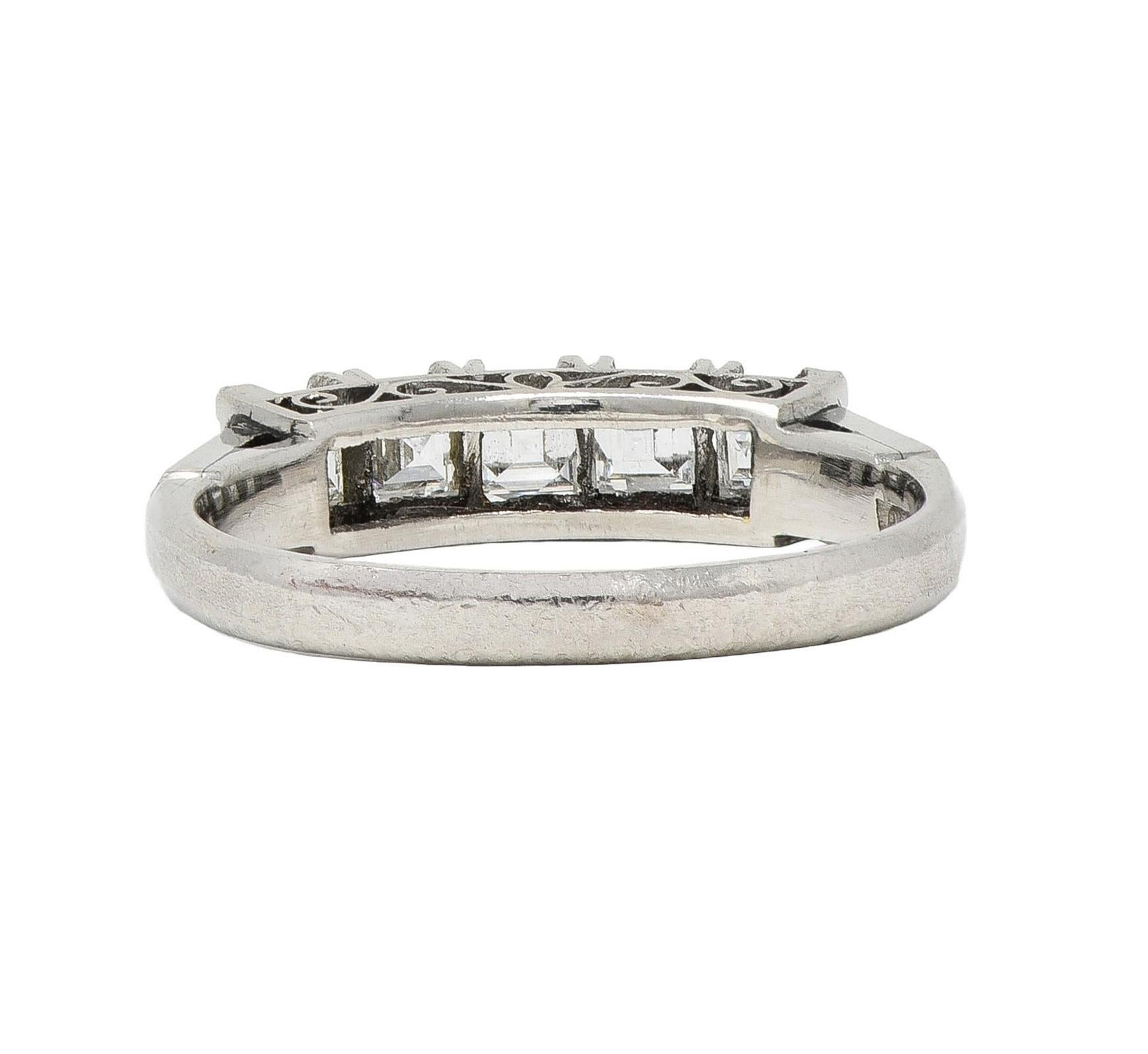 Anello a fascia con cinque pietre in platino con diamanti taglio Step da 0,78 CTW in vendita 1