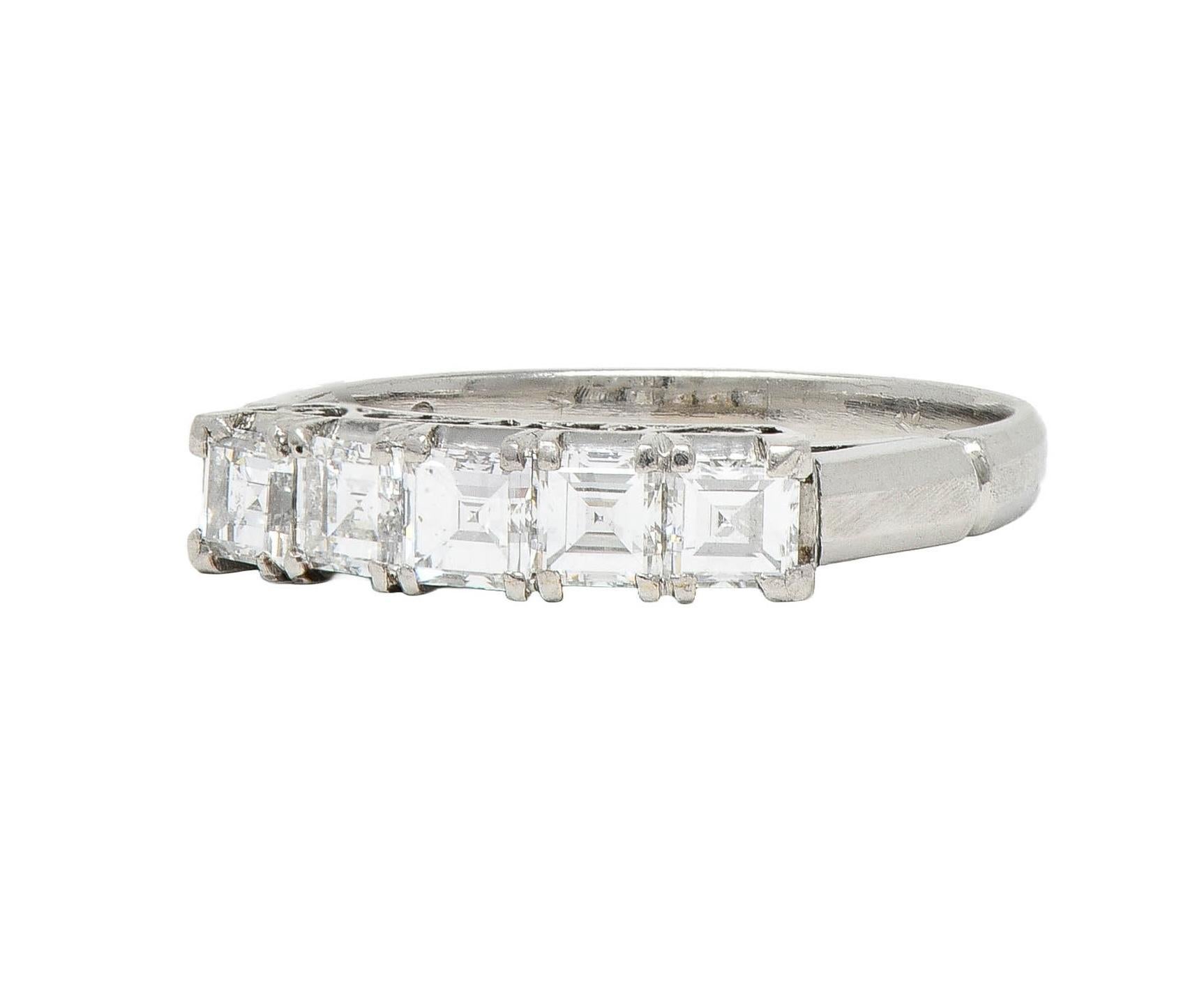 Anello a fascia con cinque pietre in platino con diamanti taglio Step da 0,78 CTW in vendita 3