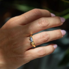 Bague Contemporary 0.78ct Blue Sapphire Knife Edge Gold 18ct Gold